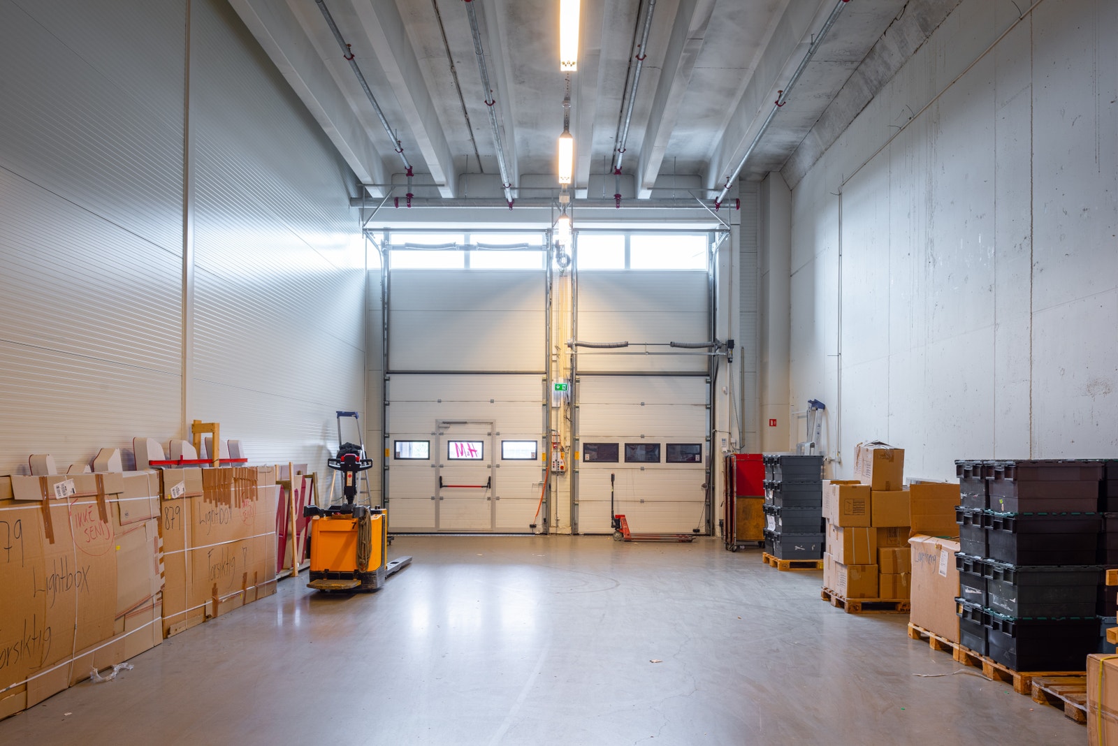 To lasterampe. Galleribilde