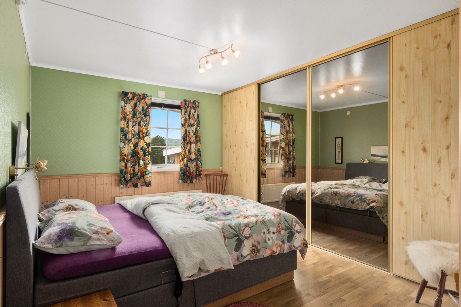 Hovedsoverom med god plass til dobbeltseng, nattbord, etc Galleribilde
