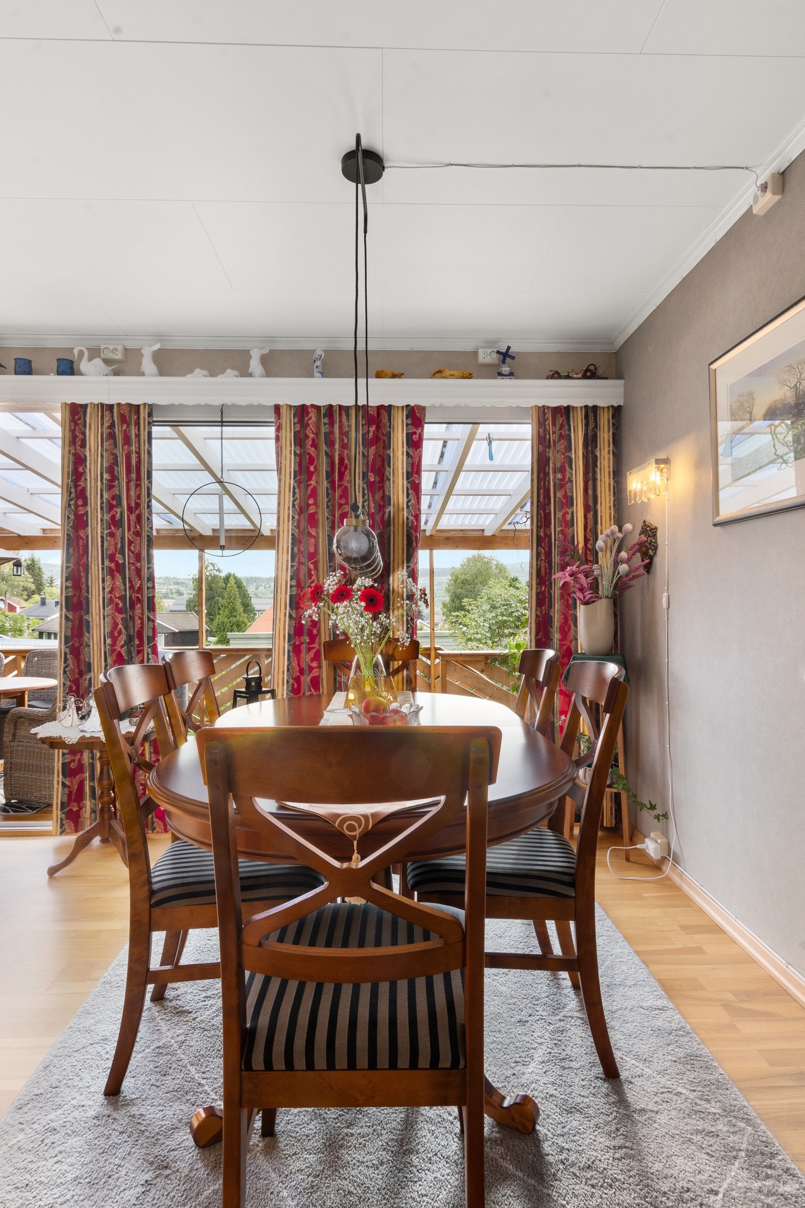 Naturlig plass for en spisegruppe Galleribilde