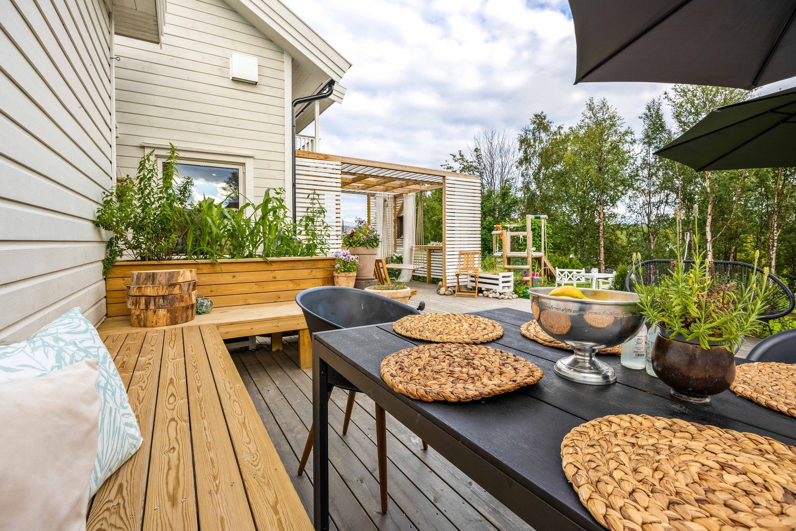 Benk med god plass til å nyte sol hele året. Galleribilde