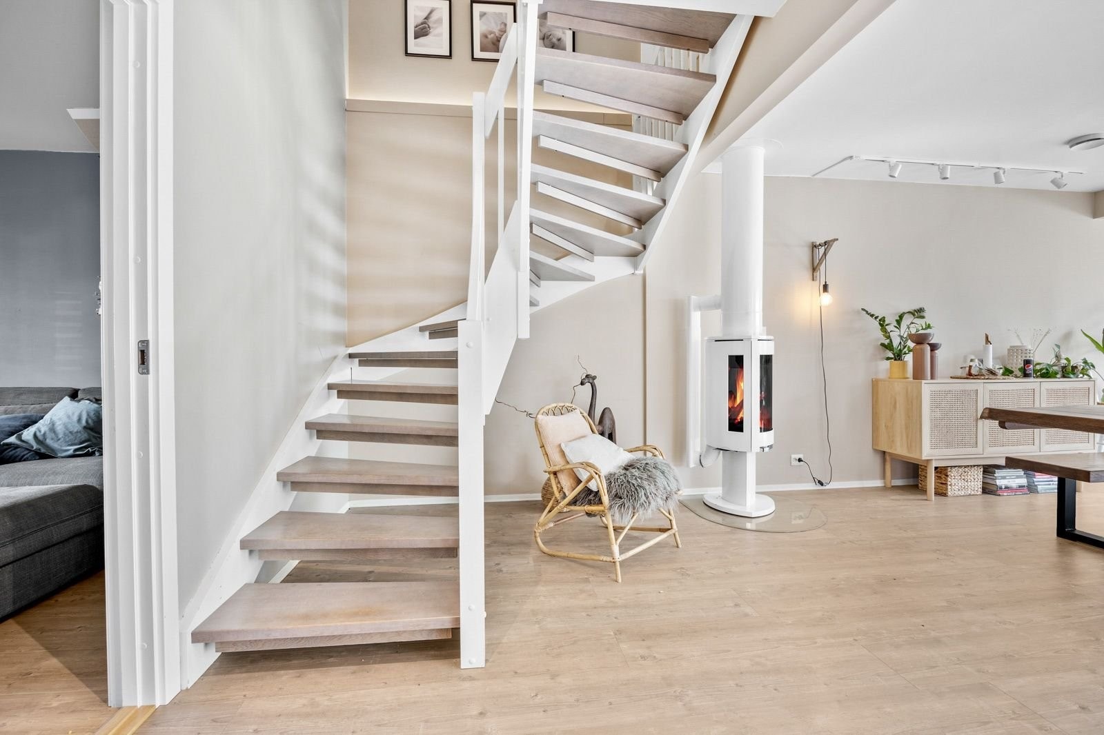 Trappa går opp i 2. etg fra stuen Galleribilde