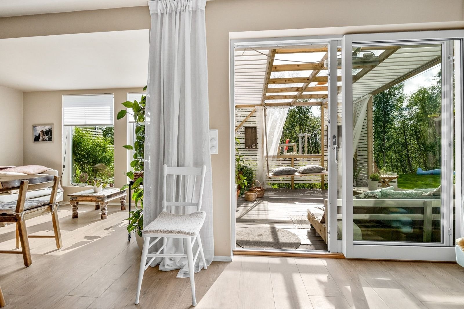 Pergola overbygd inngang med plass til sittegrupper for å nyte frisk luft hele året. Galleribilde