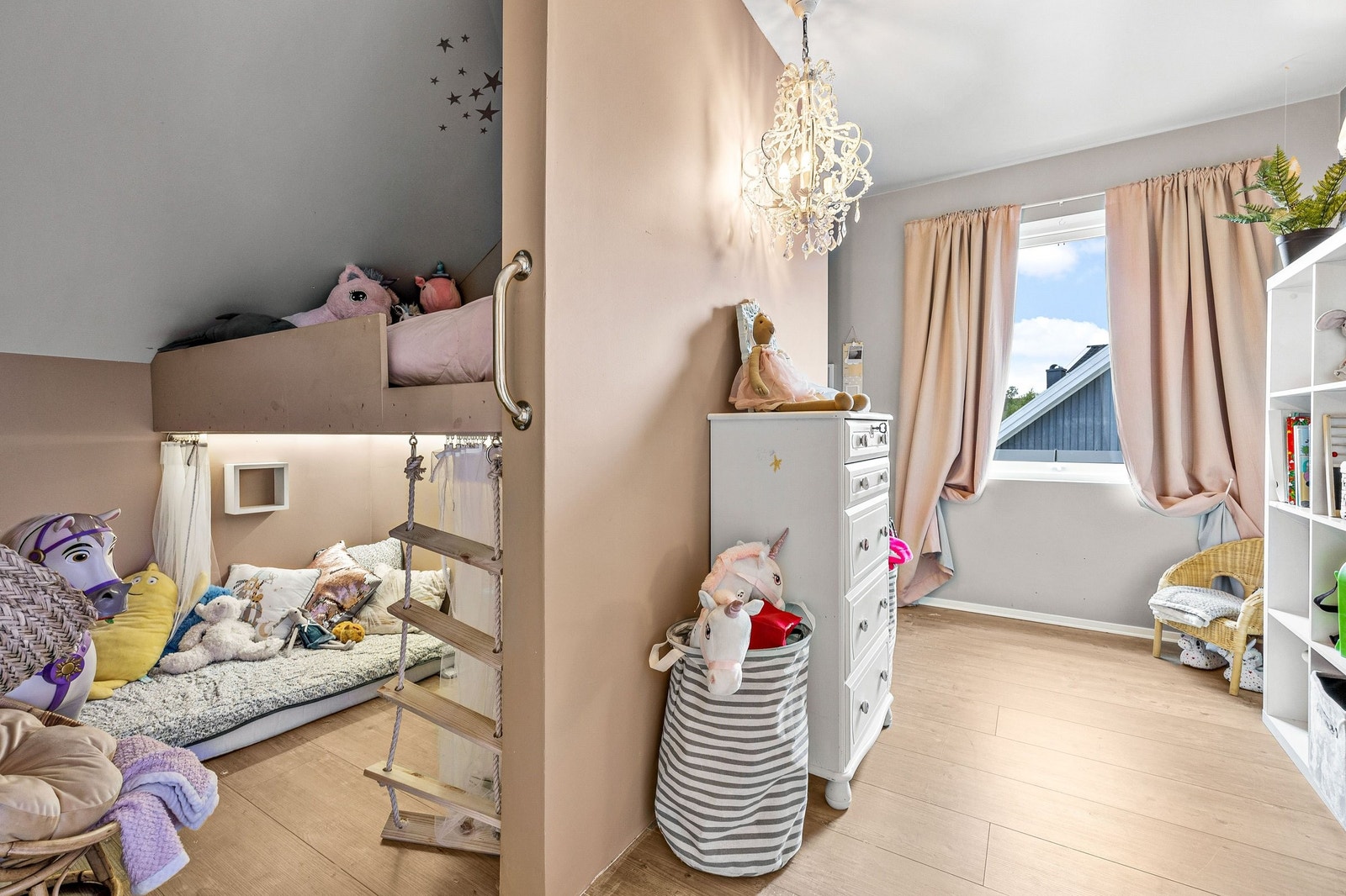 Soverom I 2. etg er delt av på midten med en enkel lettvegg som lett kan taes bort. Galleribilde