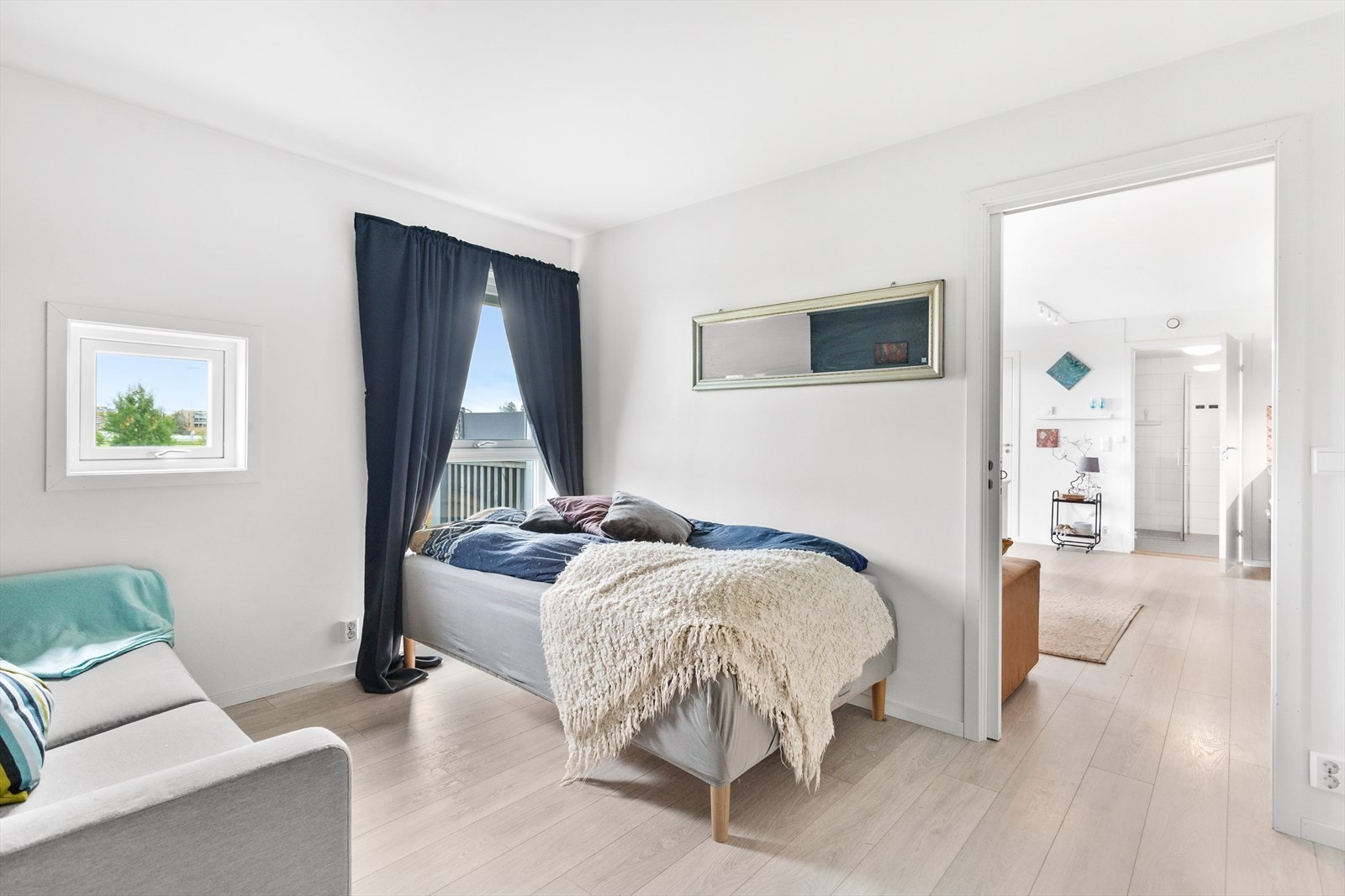 God plass til dobbeltseng, samt garderobeskap. Galleribilde
