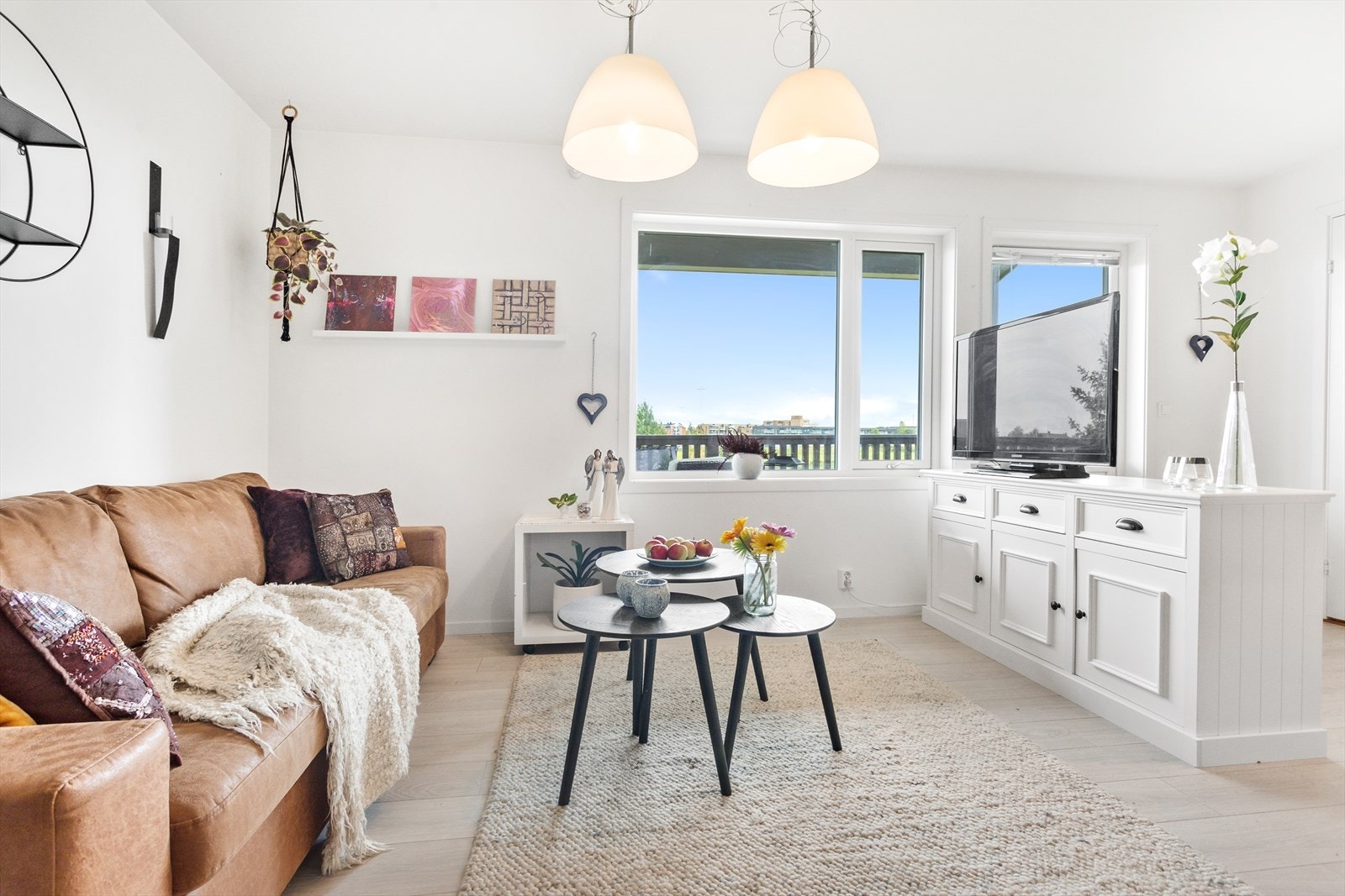 Leiligheten har en koselig stue med plass til sofa og tilhørende TV-møblement. Galleribilde
