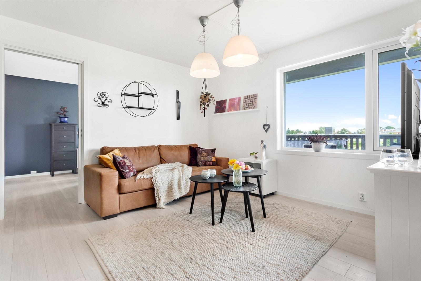 Tidsriktig en-stavs laminat og hvite overflater gjør det enkelt for nestemann å sette sitt preg på boligen. Galleribilde