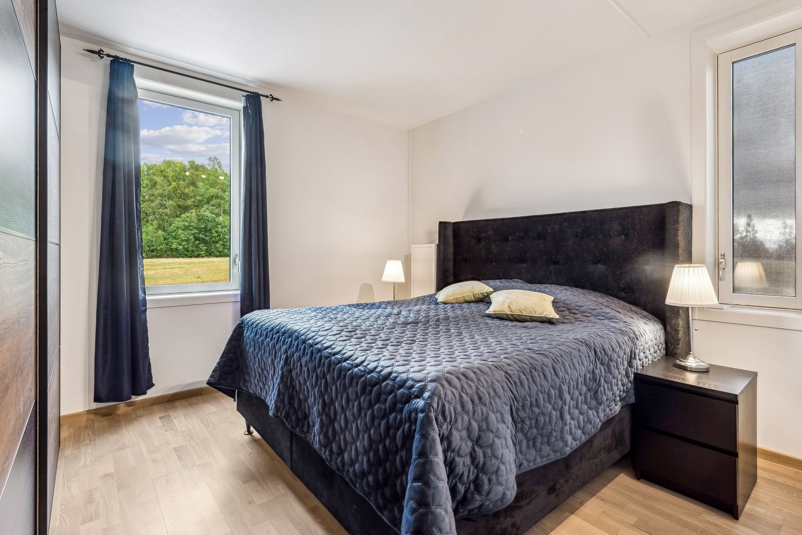 Leiligheten har tre soverom , hvor dette er hovedsoverommet. Galleribilde