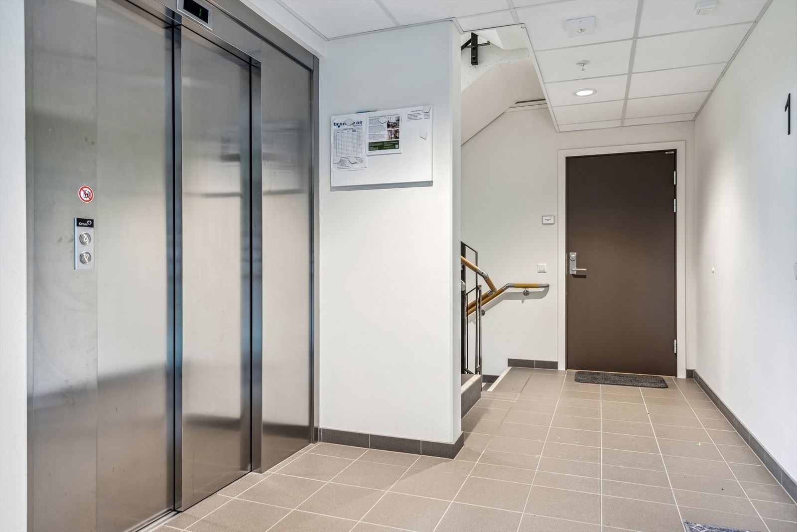 Heis til de forskjellige etasjer fra inngangsparti. Galleribilde