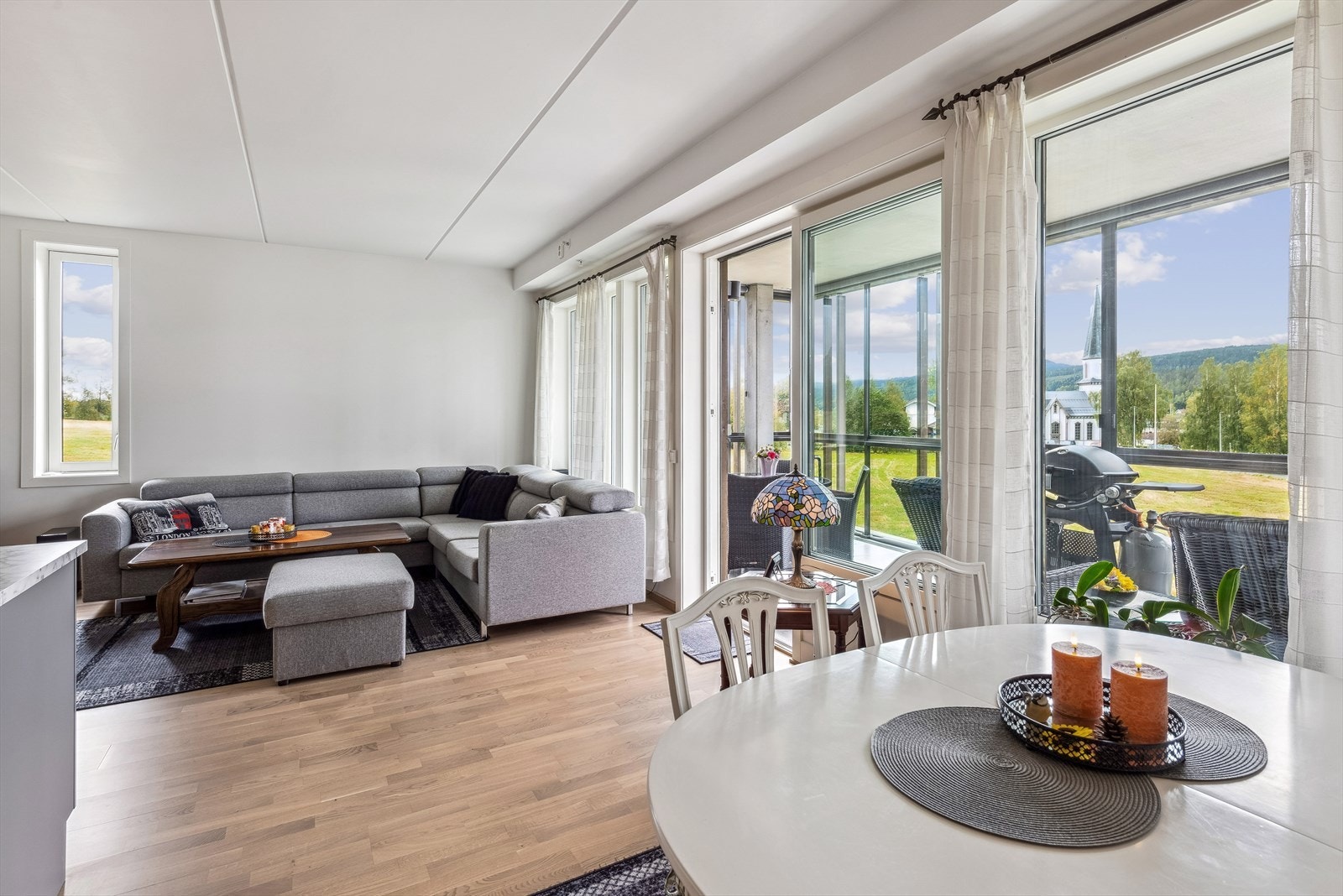 Lys og koselig stue med plass til både spisebord og sofagruppe. Galleribilde