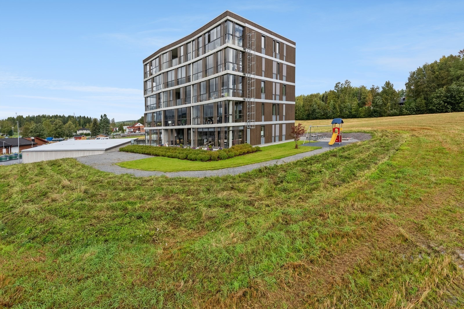 Åpen og fin beliggenhet i landlige omgivelser og med kort vei til det meste! Galleribilde