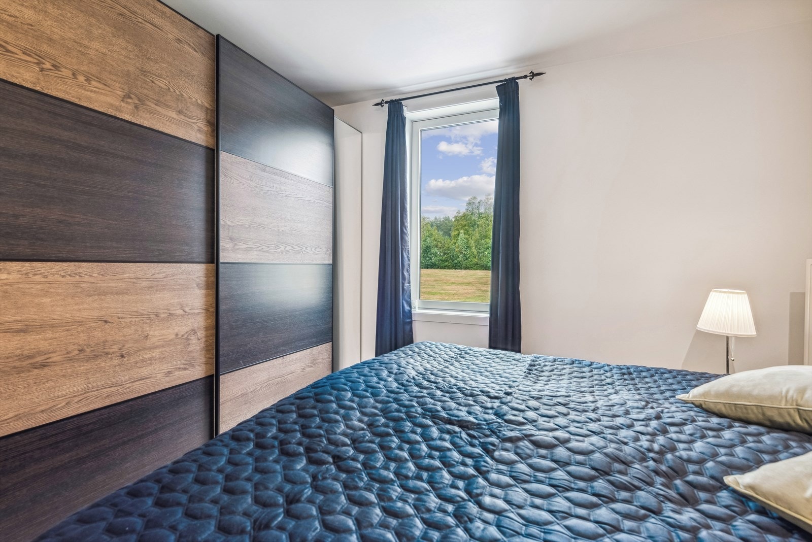 Stilfull skyvedørsgarderobe på hovedsoverom! Galleribilde