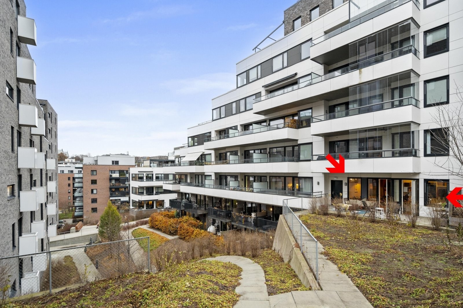 Området/gangveiene utenfor terrassen brukes kun til/fra nødutgangene ved nødsituasjoner og ikke i hverdagen. Galleribilde