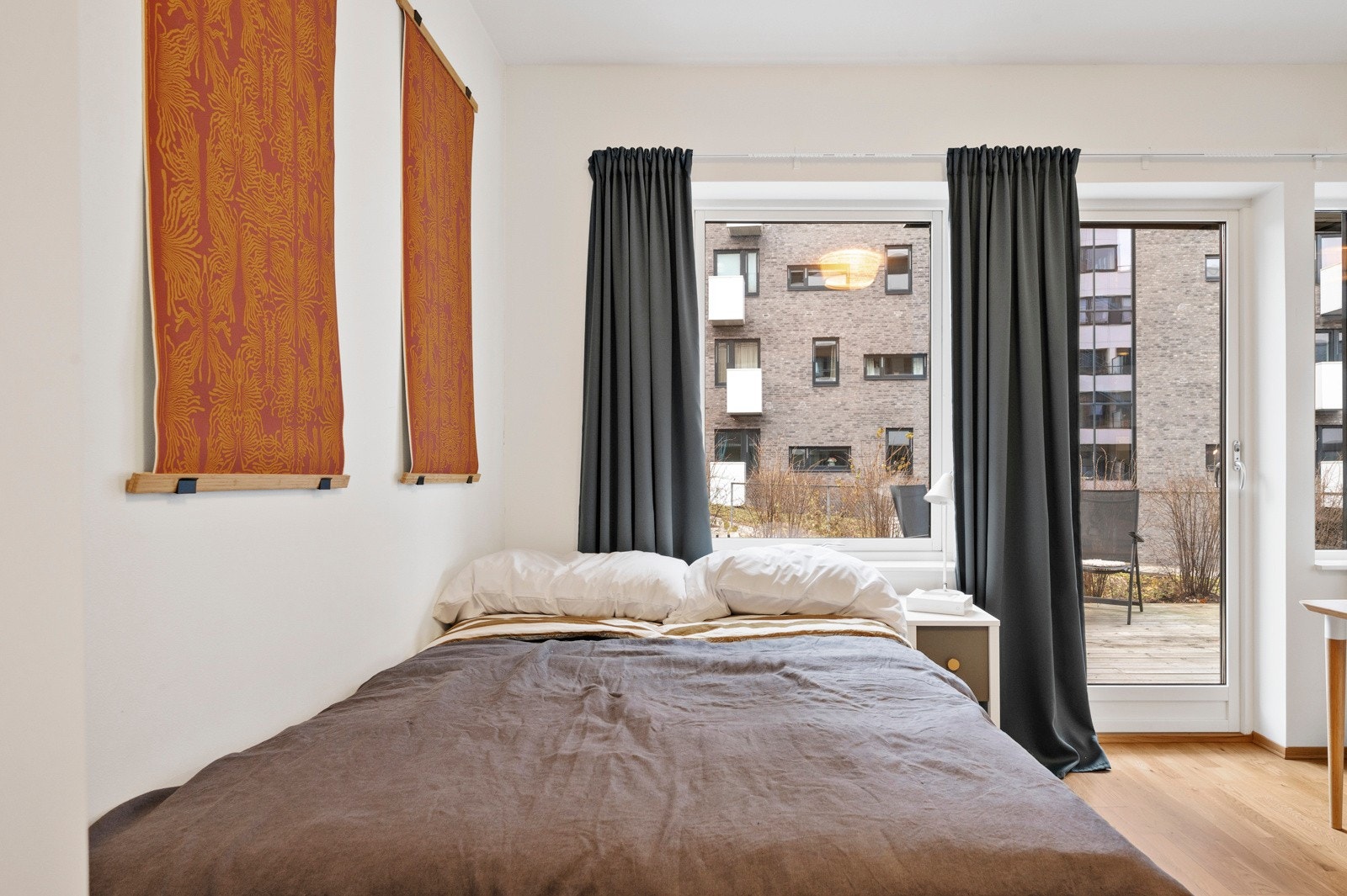 Her får du plass til stor dobbeltseng. Det er plass til å vende sengen annerledes slik at man får plass til nattbord på begge sider om ønskelig. Galleribilde