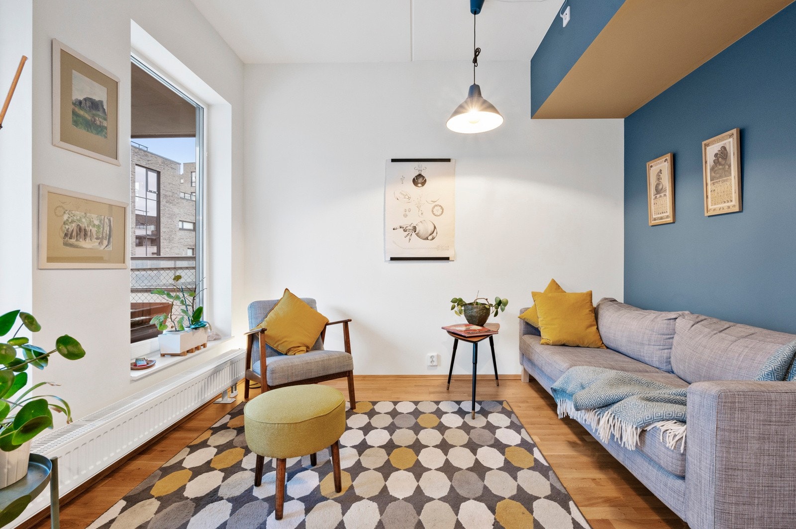 I stuen får du plass til tv- og sofagruppe, samt spisebord og stoler. Galleribilde