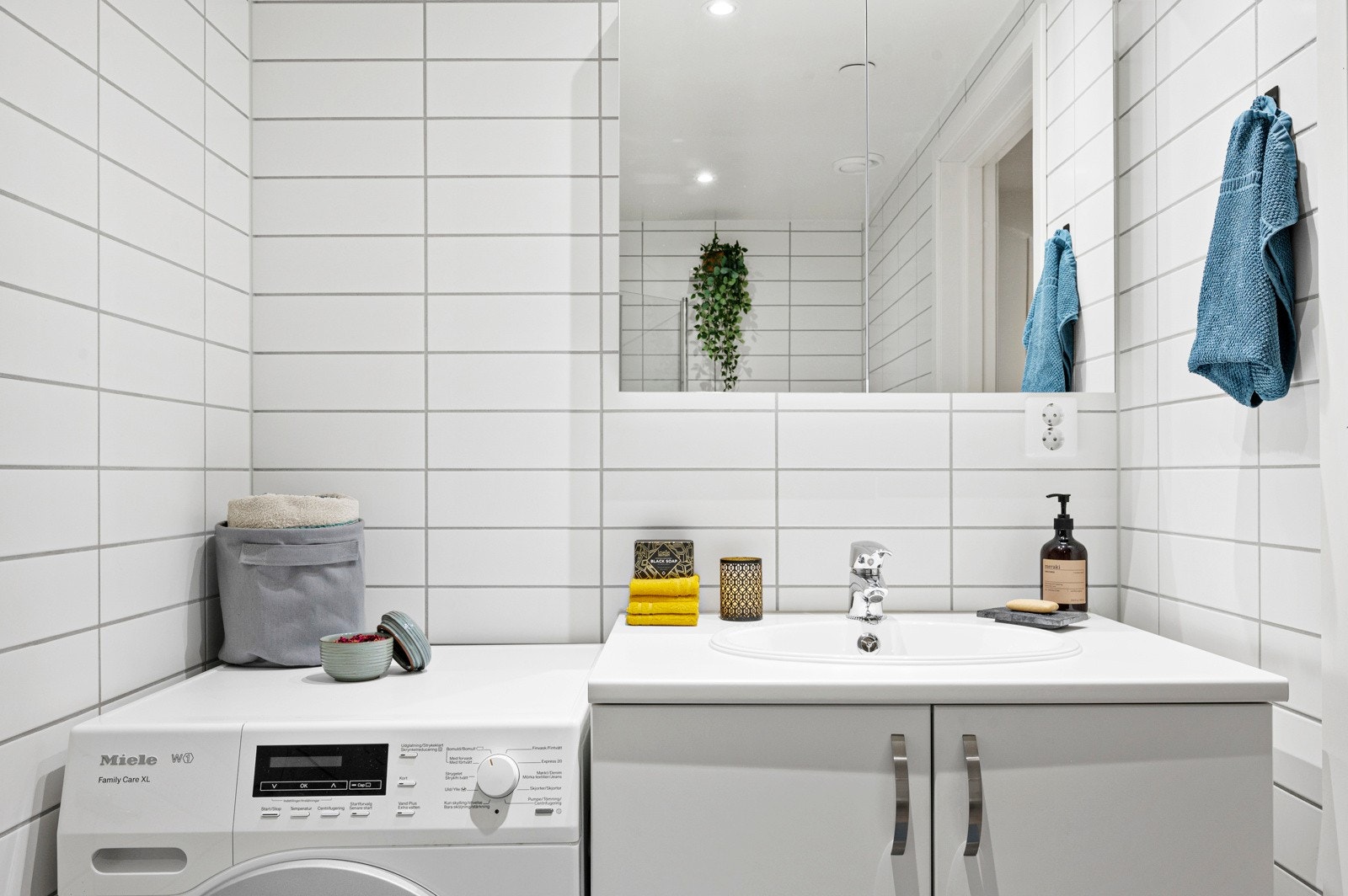 Badet har dusjhjørne med innfellbare glassdører, servantskap, vegghengt toalett og speilskap. Galleribilde