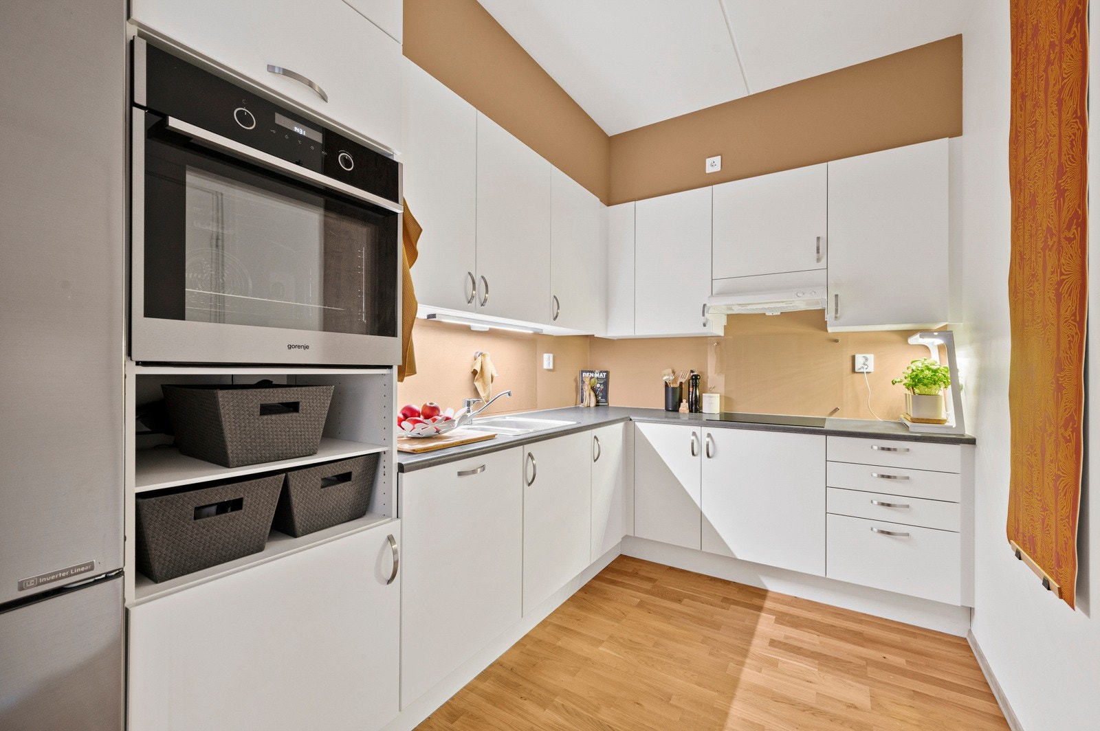 Her får du rikelig med skap- og benkeplass, samt moderne kjøkkeninnredning med glatte fronter, laminat benkeplate og nedsenket oppvaskkum med ett-greps armatur. Galleribilde