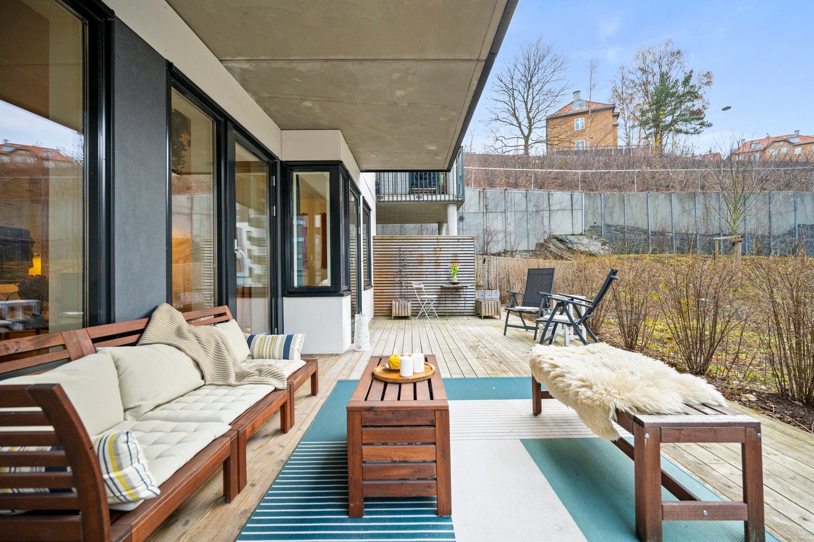 Med en såpass stor terrasse, vil du ha plass til flere møbleringssoner; sittegruppe, spisebord og stoler, samt grill. Galleribilde