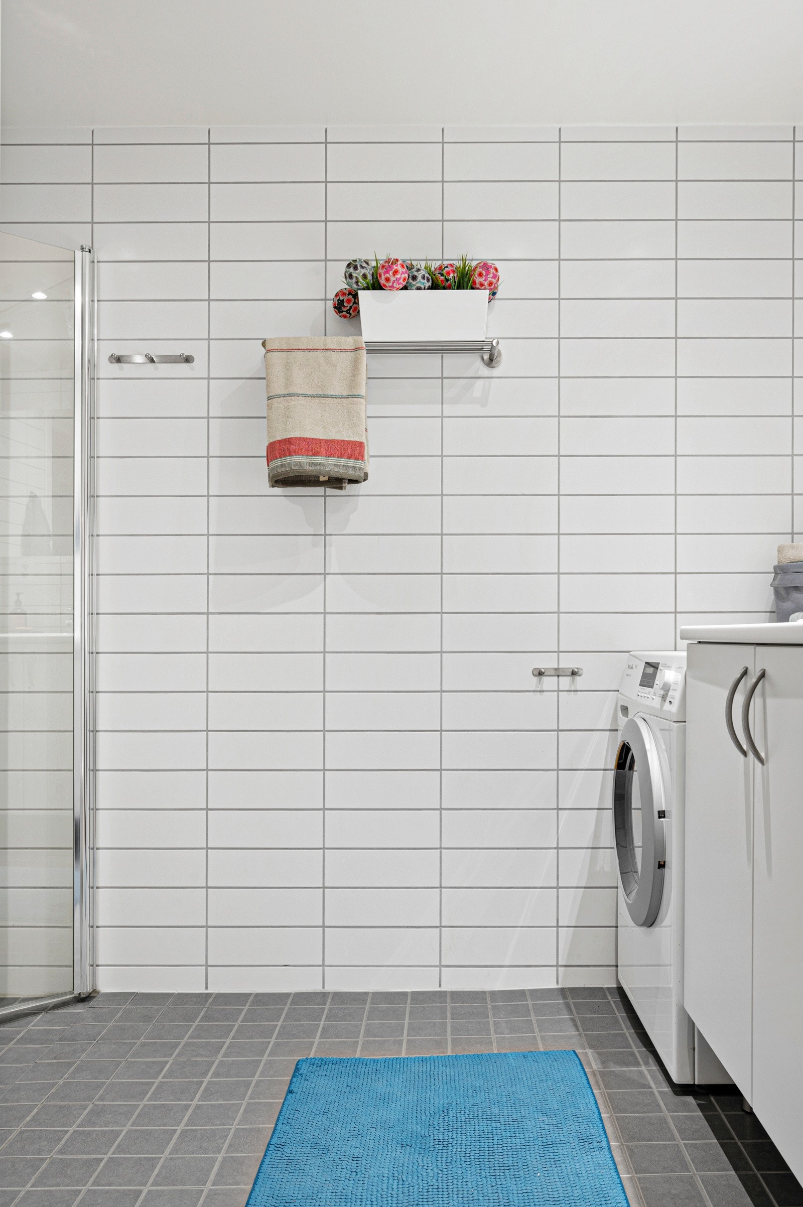 Det er opplegg for vaskemaskin og plass til tørketrommel. Galleribilde