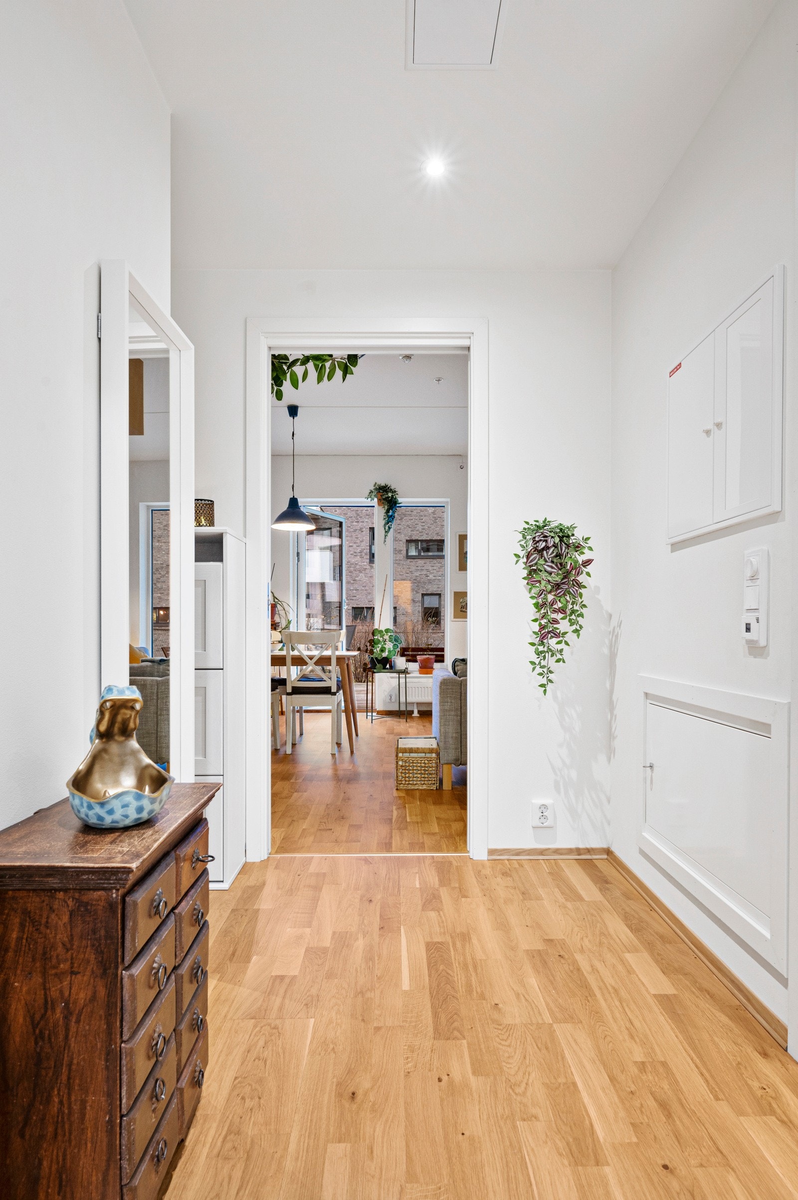 Ditt første møte med boligen er en lys entré med plass til oppbevaring av sko- og ytterbekledning, samt plass til andre oppbevaringsmøbler. Galleribilde