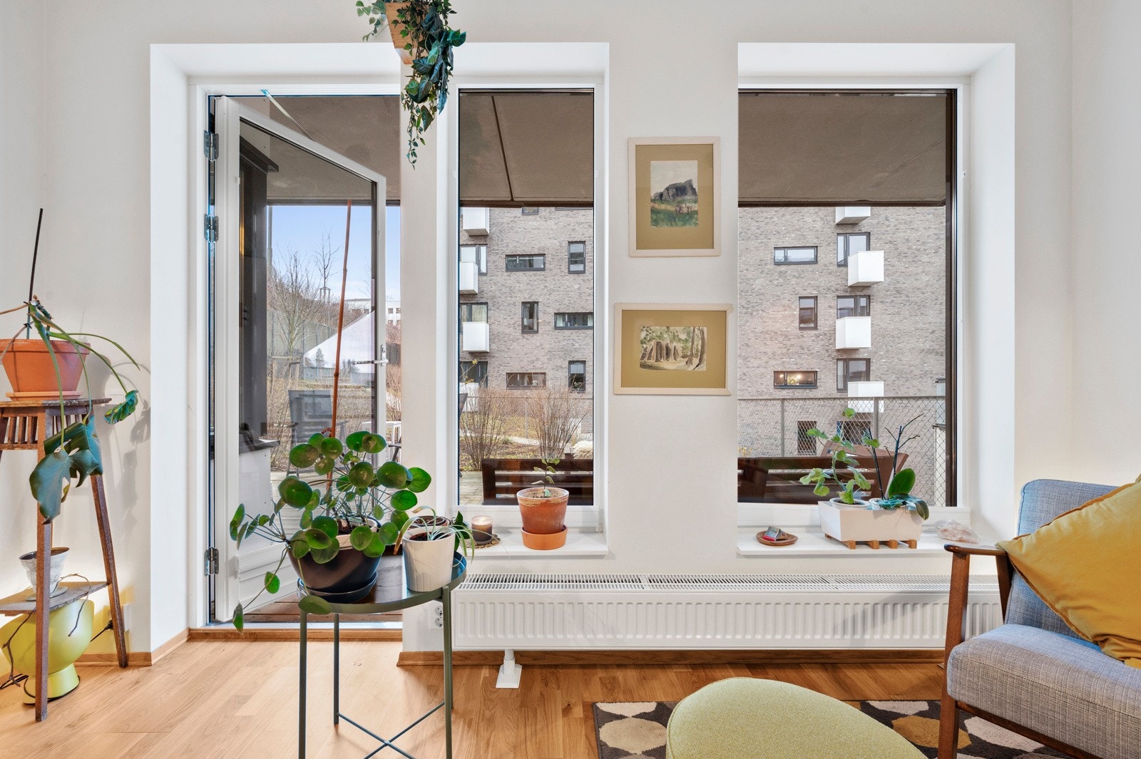 Store vindusflater i hele leiligheten gir deg svært gode lysforhold. Galleribilde