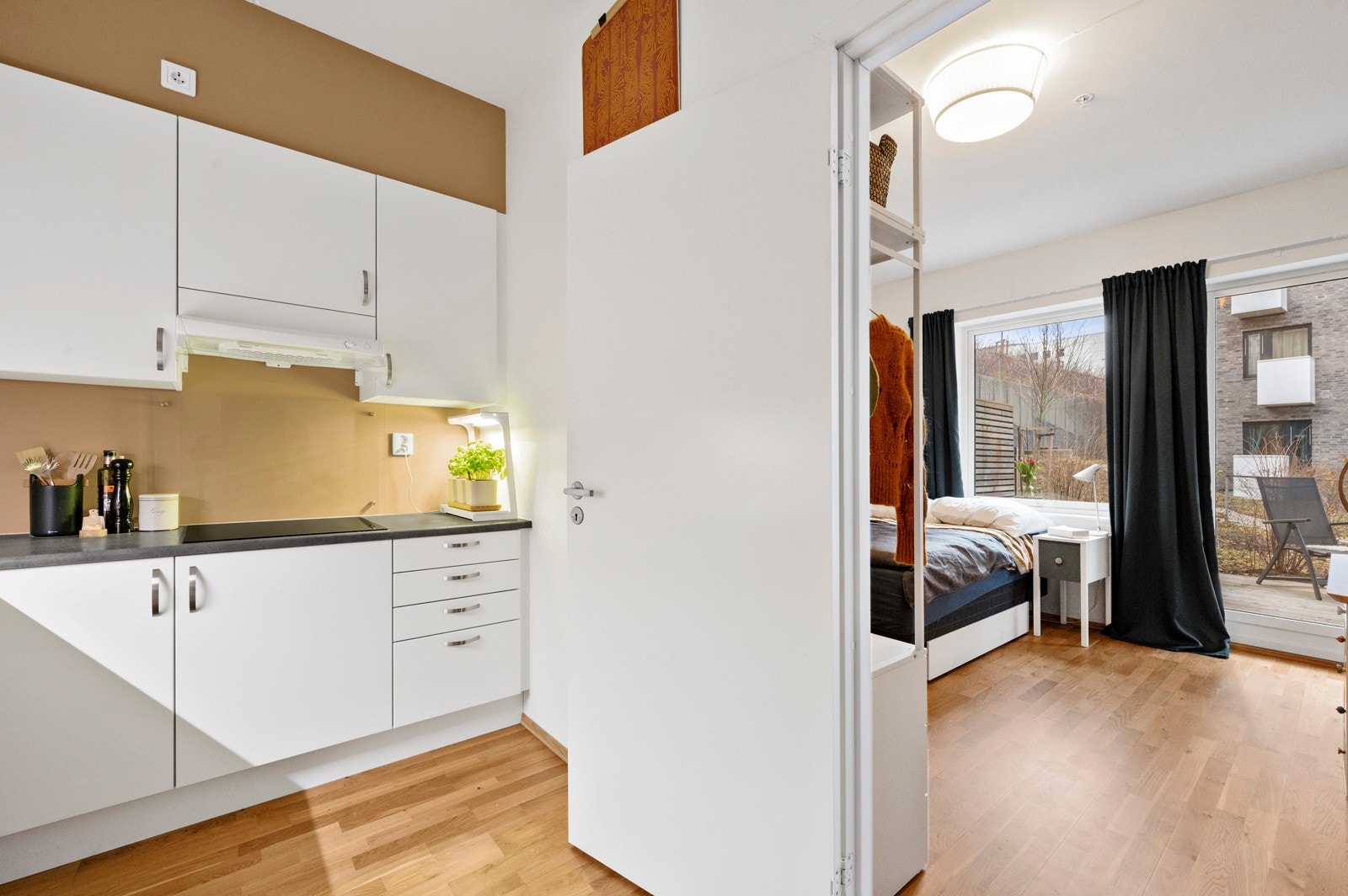 Inngang til soverom fra kjøkken. Galleribilde