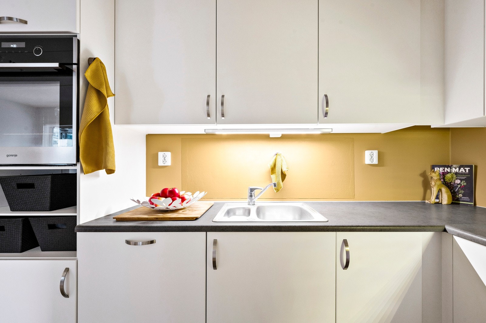 Kjøkkenet er utstyrt med integrert oppvaskmaskin, stekeovn og platetopp, samt frittstående kjøleskap med fryser. Galleribilde