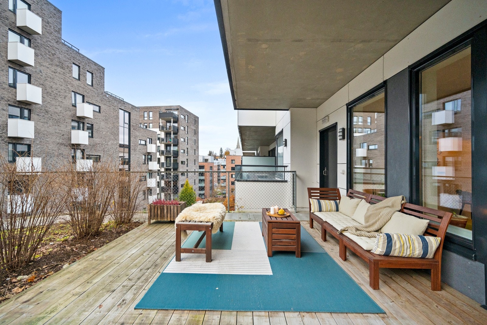 Da terrenget rundt bygget er skrånet, vil leiligheten være i 3.etasje fra inngangsplan, mens terrassen er på bakkeplan. Galleribilde