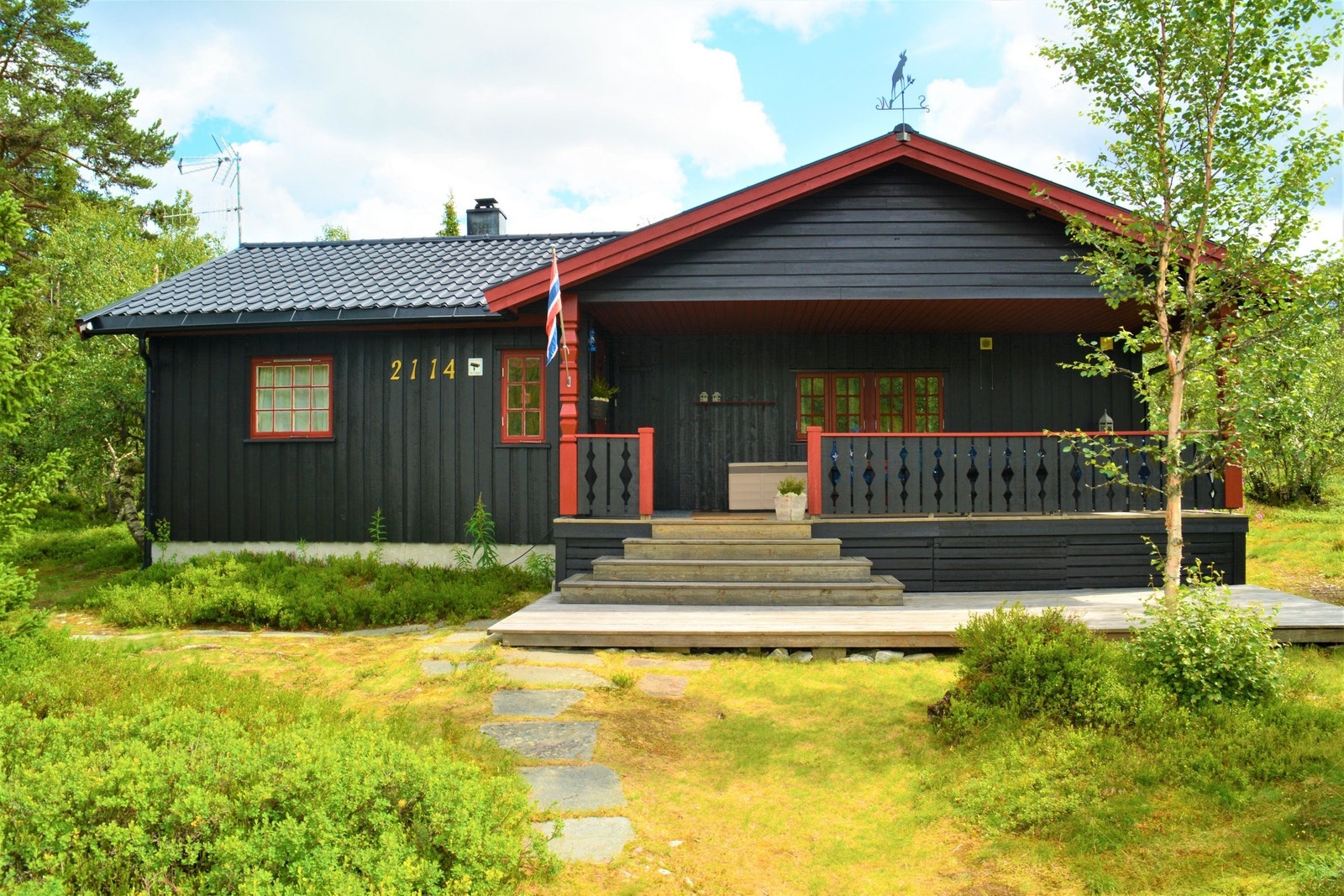 Skog, vann og fjell. Hytte for de som setter pris på ekte friluftsliv. Galleribilde