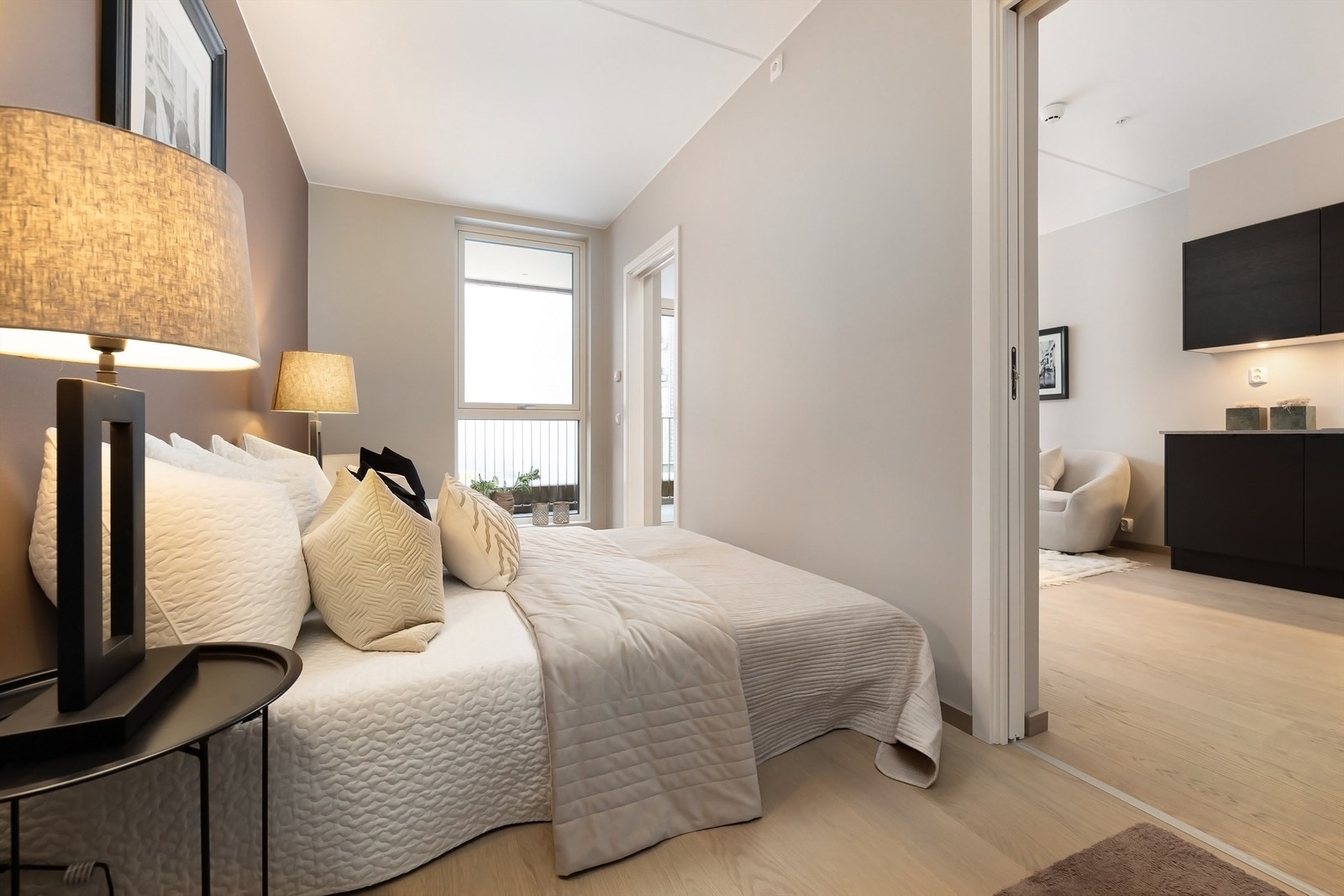 Fra stuen via to innganger med plassbesparende skyvedører, ligger soverommet. Galleribilde