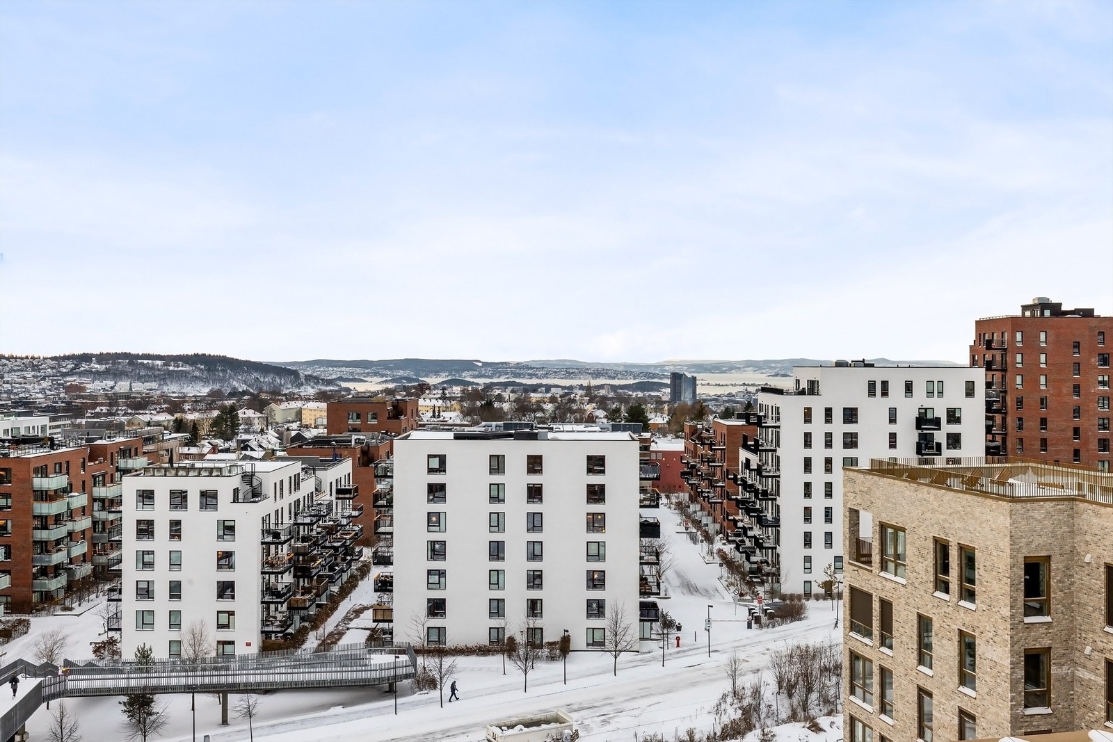 Felles takterrasse | Ta heisen direkte opp til den felles takterrassen som har flott utsikt og sol hele dagen. Galleribilde