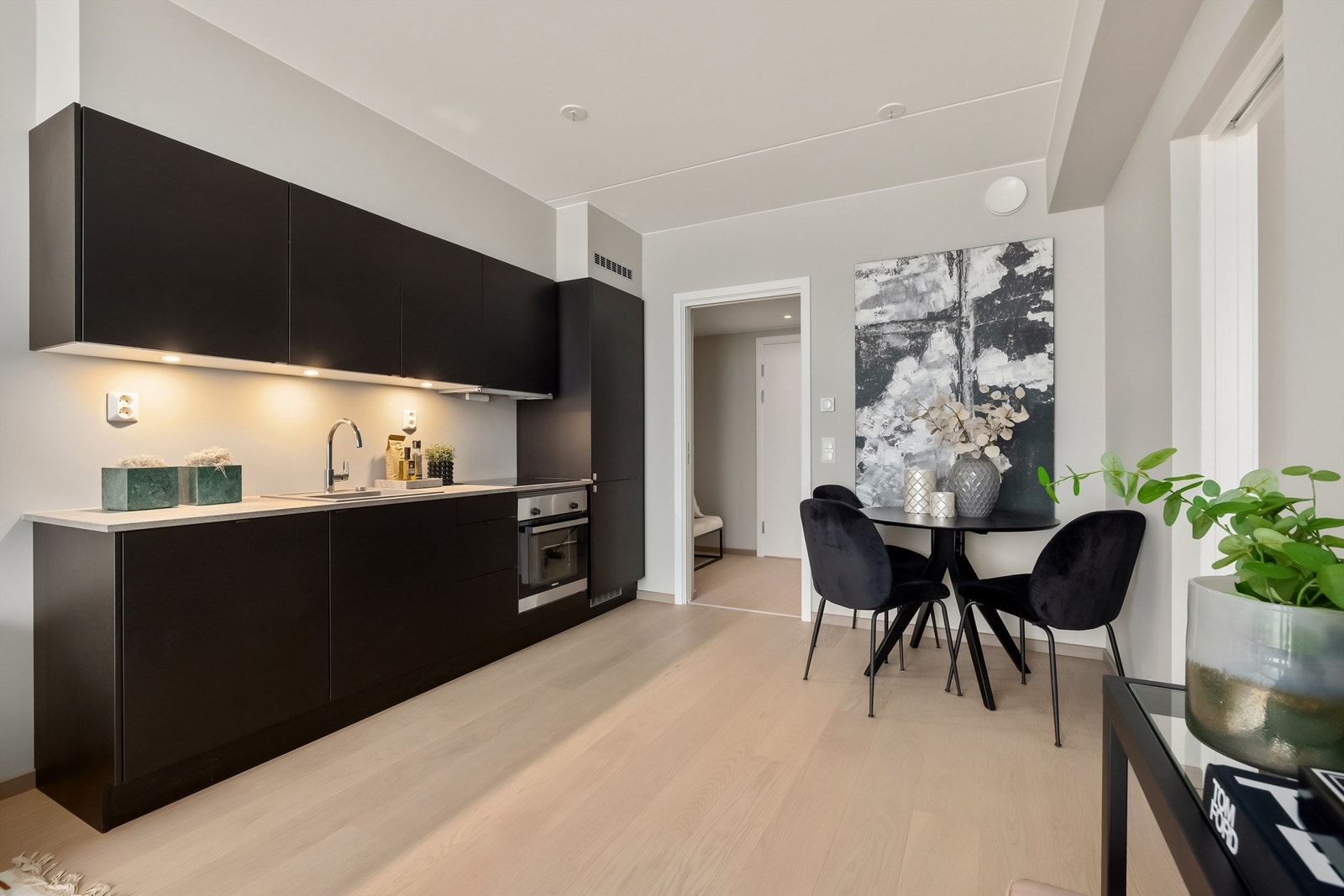 Leiligheten har en lekker 1-stavs eikeparkett. Galleribilde