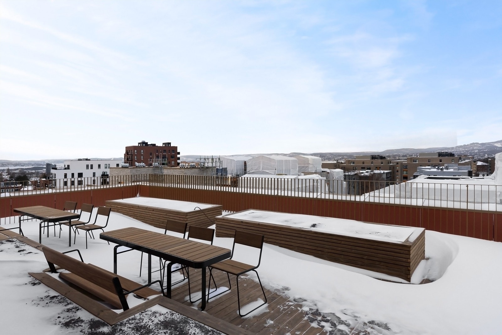 Felles takterrasse | Ta heisen direkte opp til den felles takterrassen som har flott utsikt og sol hele dagen. Galleribilde