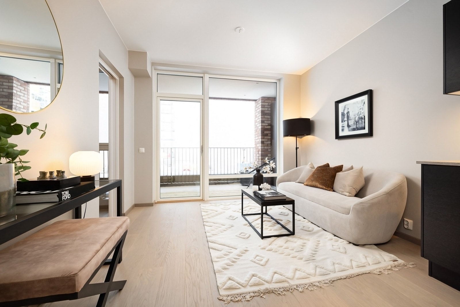 Det er verdt å fremheve at det er vannbåren gulvvarme i alle oppholdsrom i leiligheten. Vannbåren gulvvarme skaper en god lun følelse på gulvene i de kalde månedene. Det er da enklere å møblere leiligheten, da det ikke er noen radiatorer som opptar plass. Galleribilde