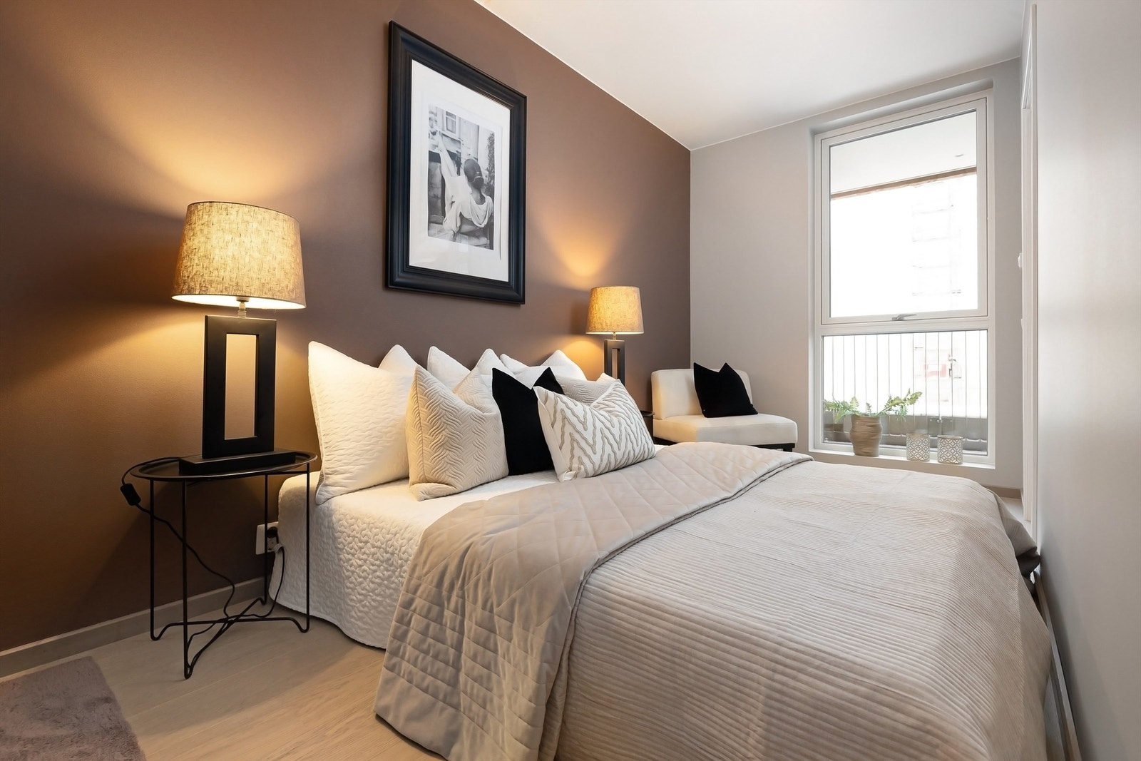 Leilighetens soverom av god romstørrelse på ca. 10,5 m². Rommet vender inn mot bilfritt fellesareal. Galleribilde