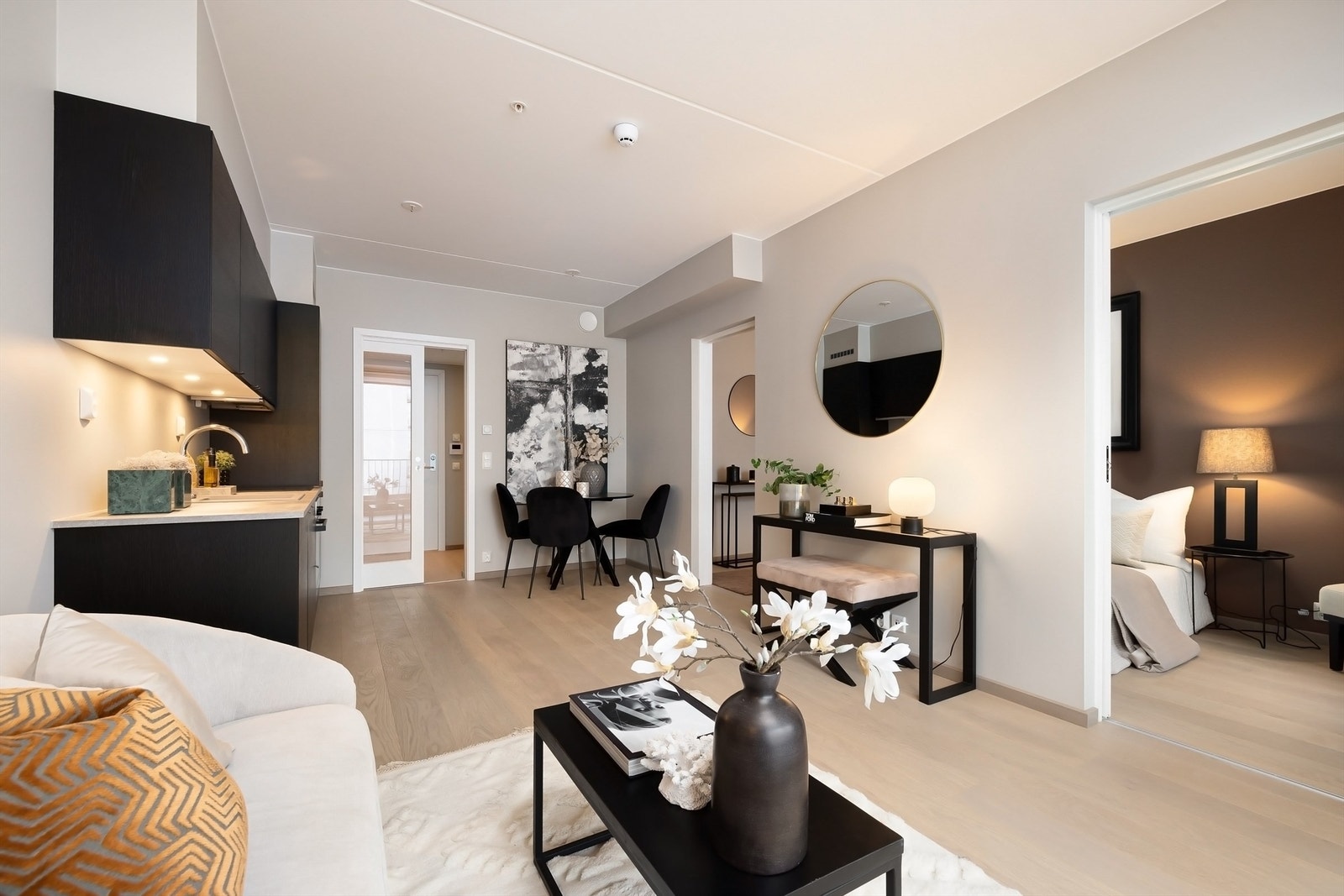 Stue på ca. 18 m² med åpen kjøkkenløsning. Galleribilde