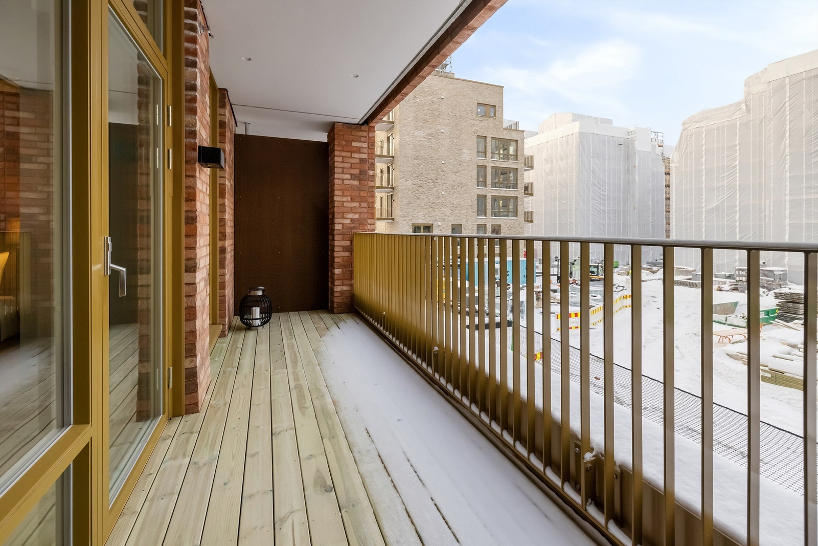 Fra stuen er det utgang til en stor og nordvestvendt balkong på ca. 9 m². Her ute har man ettermiddag/kveldssol midtsommers. Galleribilde