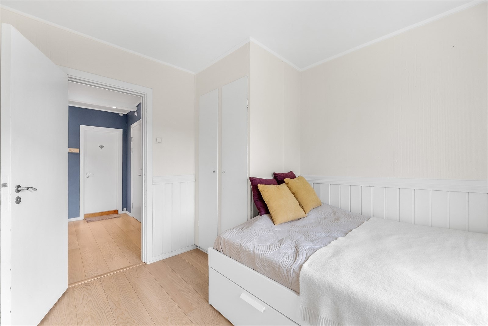 Plass til seng og nattbord. Plassbygde skap. Galleribilde