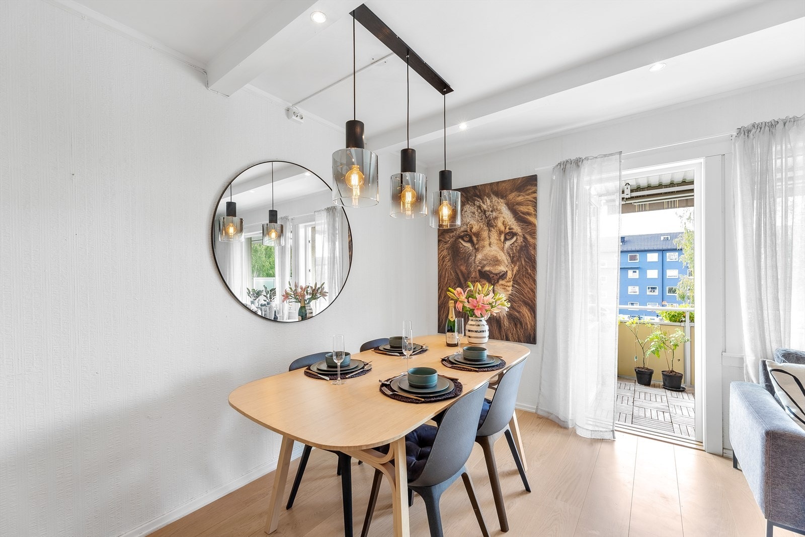 Plass til middagsgjester rundt spisebord. Galleribilde