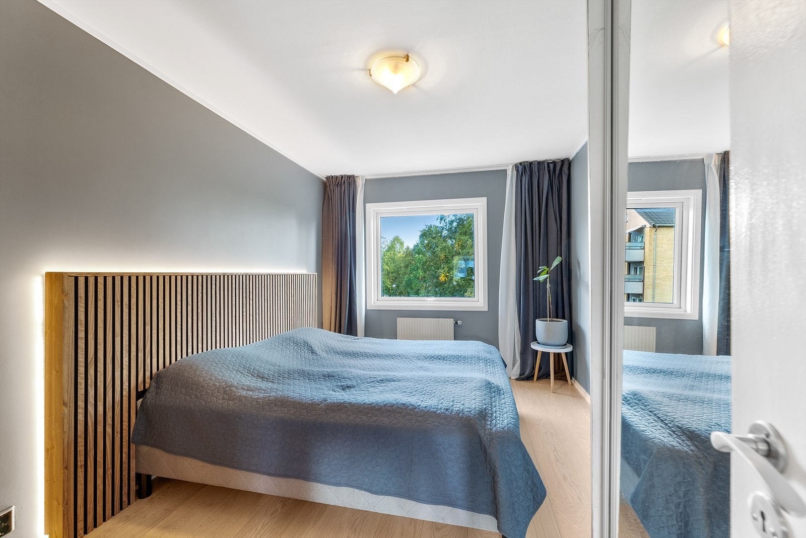 Rommet har en spilevegg som sengegavl med led belysning. Galleribilde