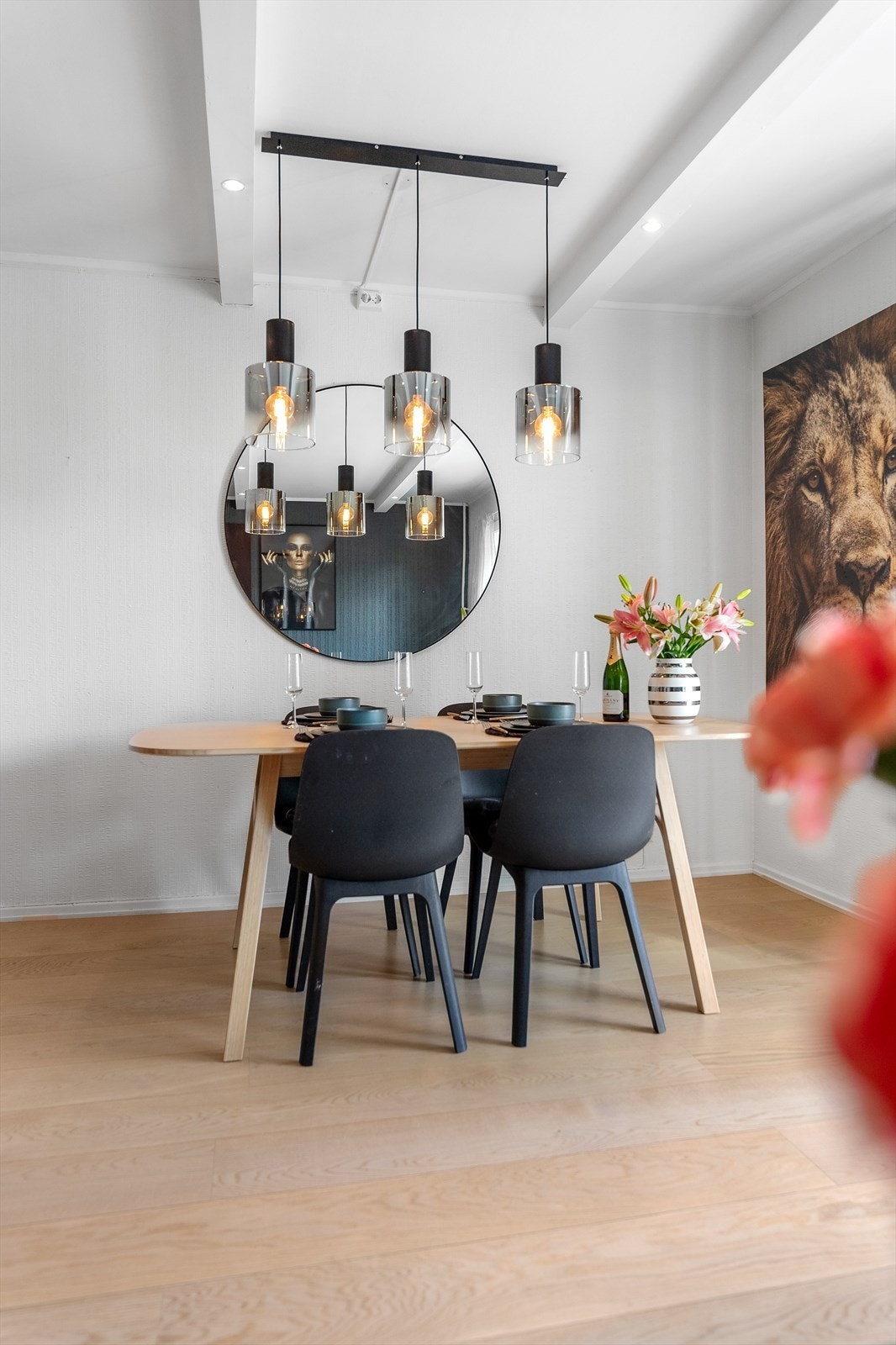 Lyse gulv og downlights i himling. Galleribilde