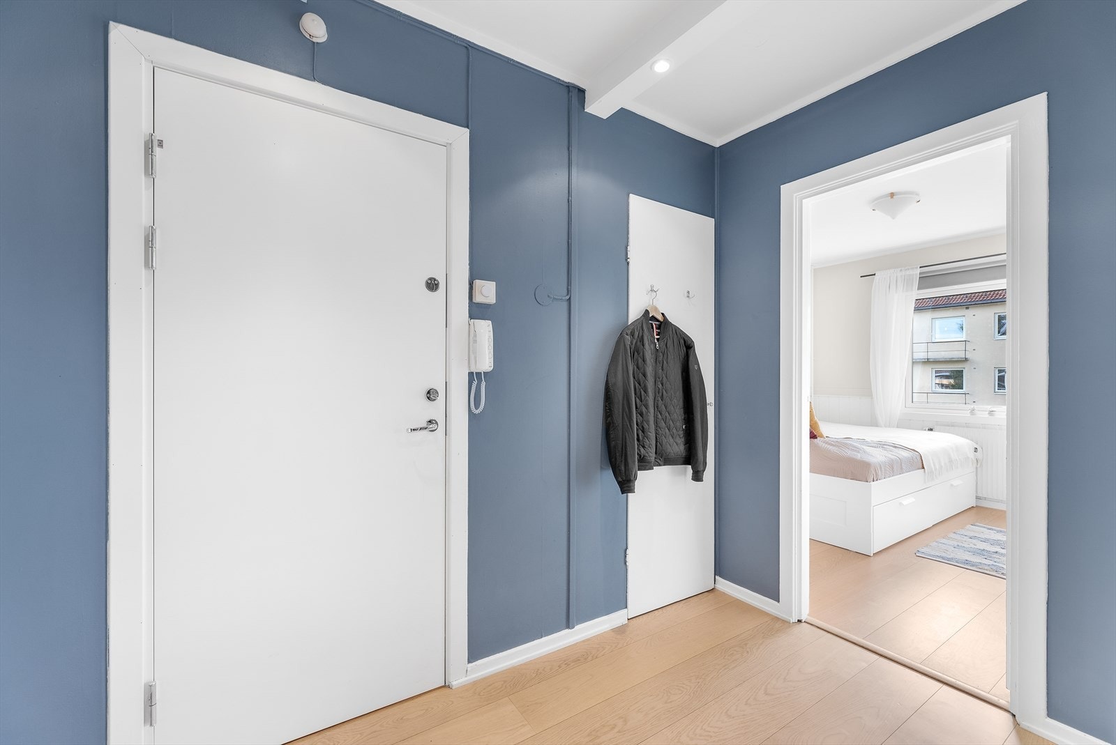 Mulighet for oppheng av yttertøy og plassering av sko. Spotbelysning i tak. Galleribilde