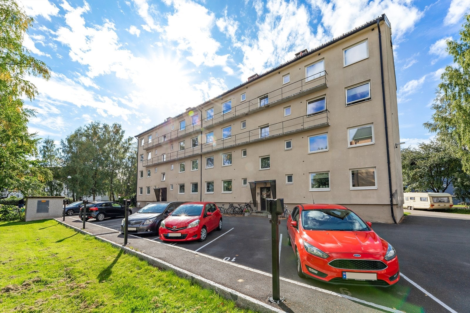 Medfølgende p-plass med el-bil lader. Galleribilde