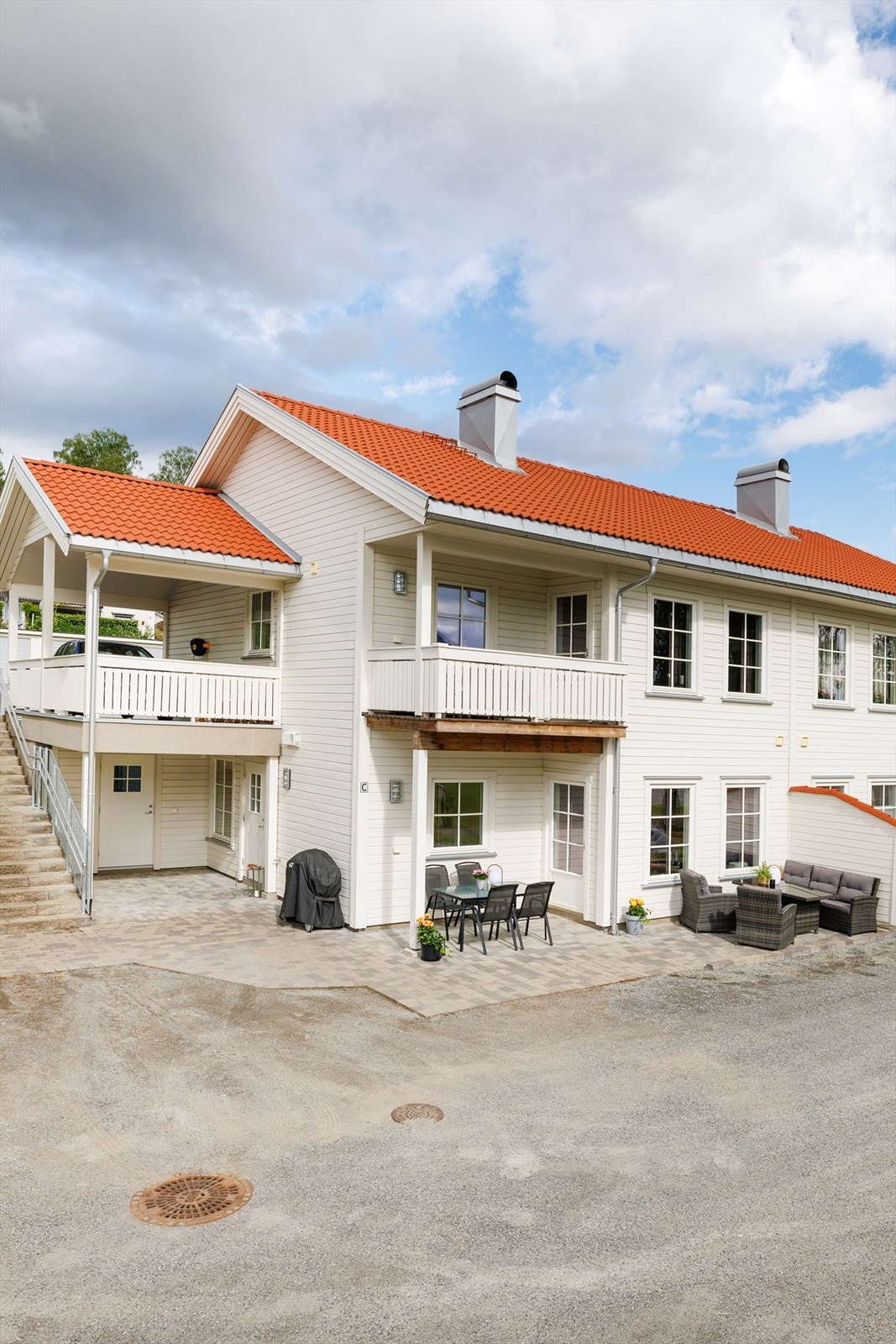 Leiligheten ligger på bakkeplan og har en fin og meget sentral beliggenhet, i et etablert og hyggelig boligstrøk i Vikersund sentrum. Galleribilde
