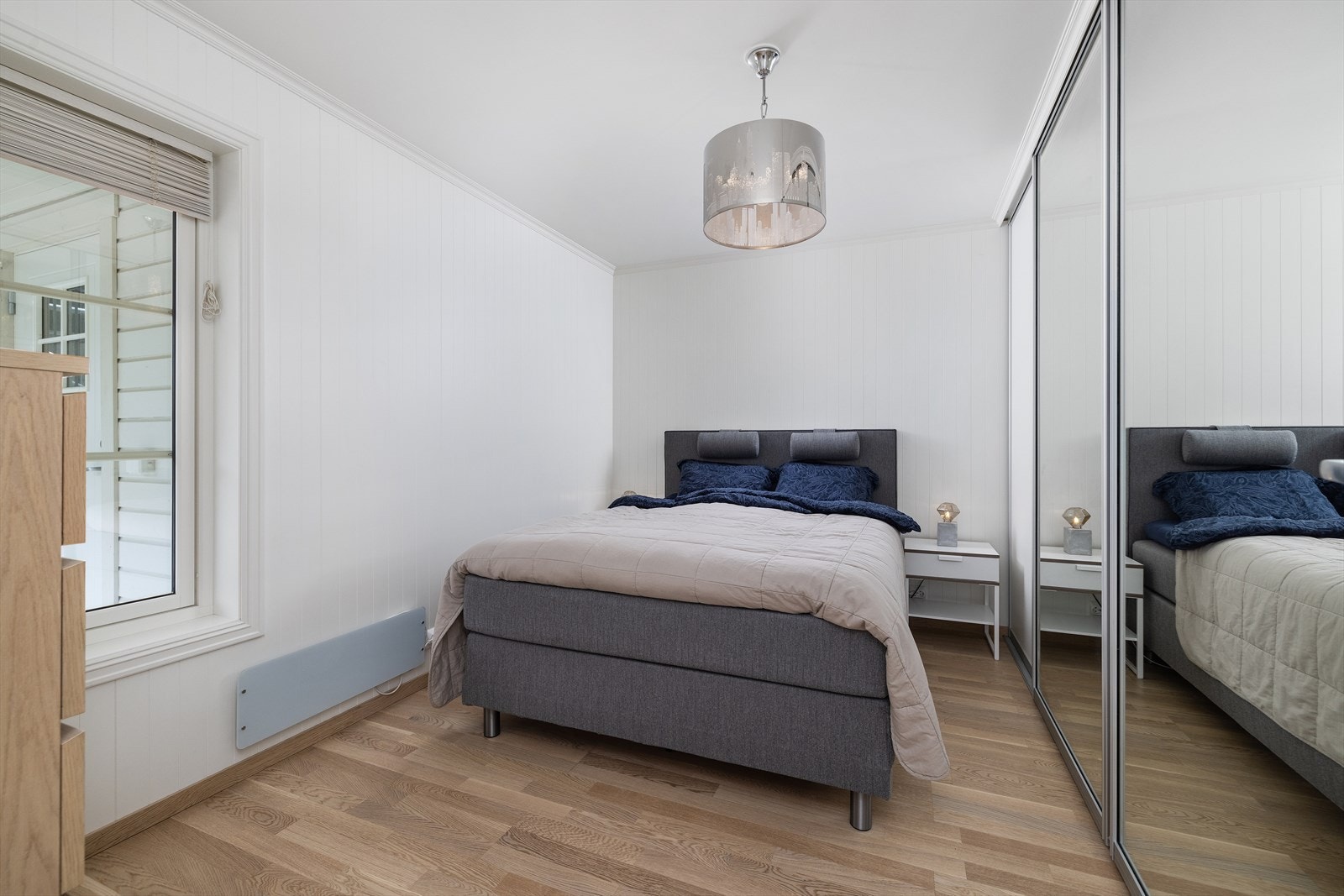 Leiligheten har 2 soverom, hvorav dette er det største. Rommet har romslig skyvedørsgarderobe med god plass til oppbevaring. Galleribilde