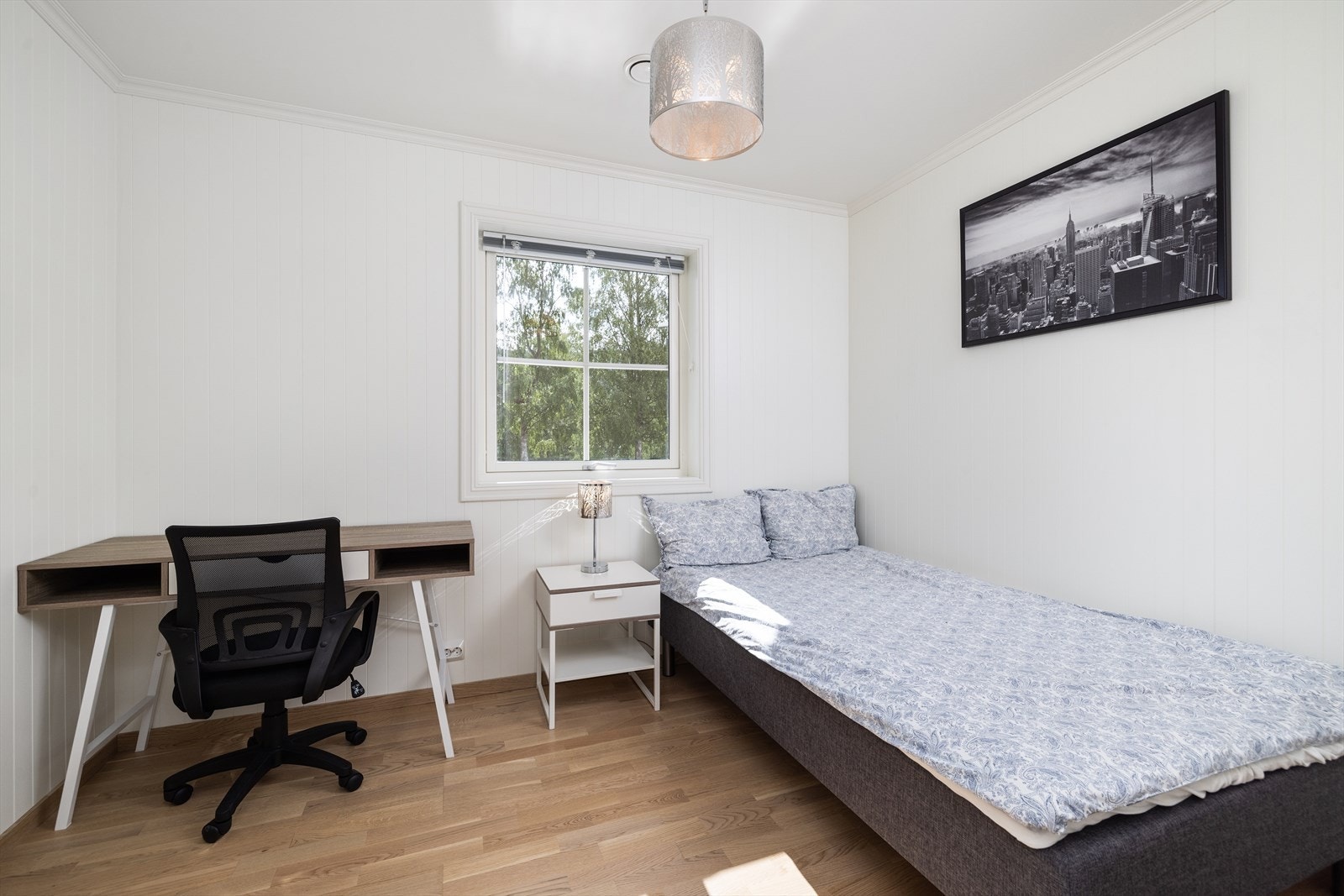 Soverom nr. 2 er også av god størrelse og har god plass til både dobbeltseng og garderobe. Galleribilde