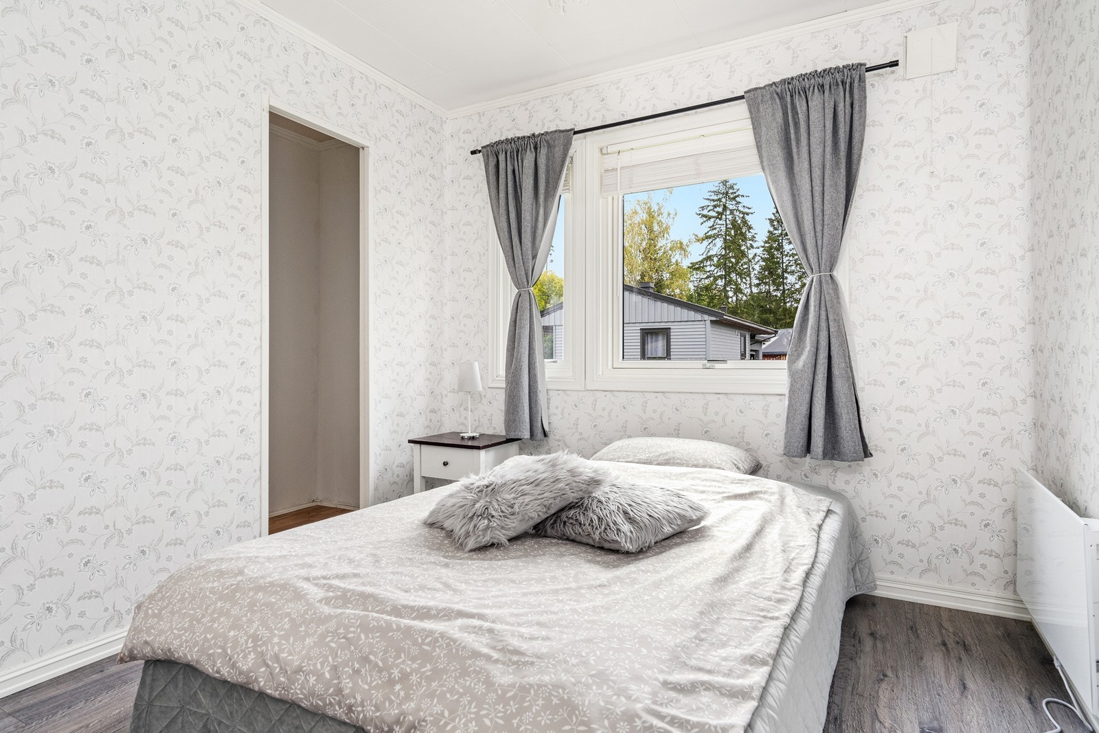 Soverom med tilliggende garderobe Galleribilde