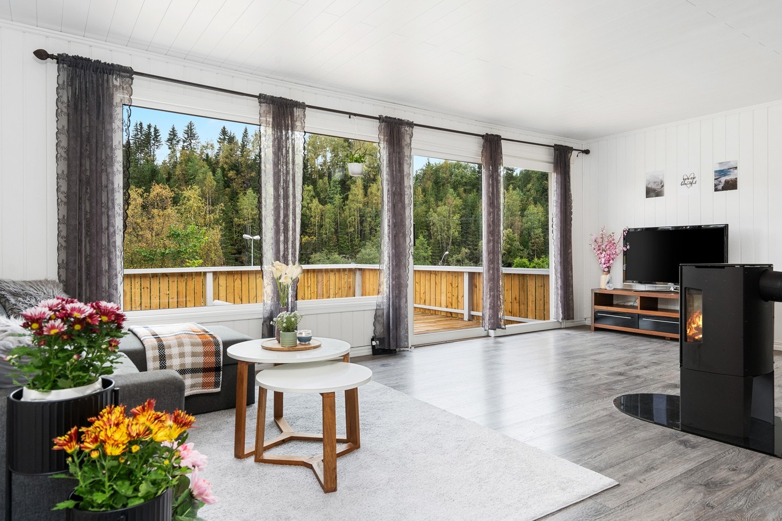 Utgang til solrik veranda Galleribilde