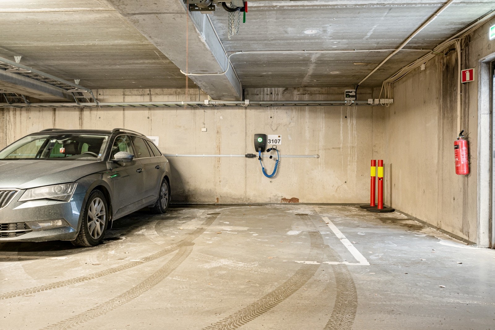 Leiligheten disponerer en garasjeplass med elbillader Galleribilde