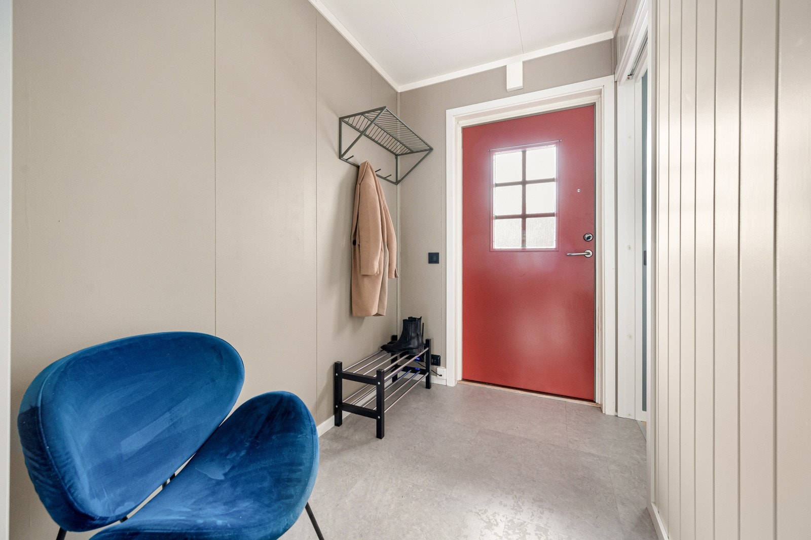 Innbydende entré med god plass til yttergarderoben Galleribilde