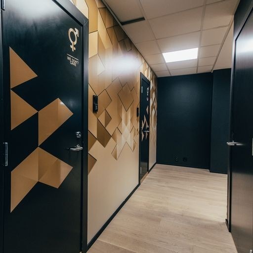 Ved toalettene Galleribilde